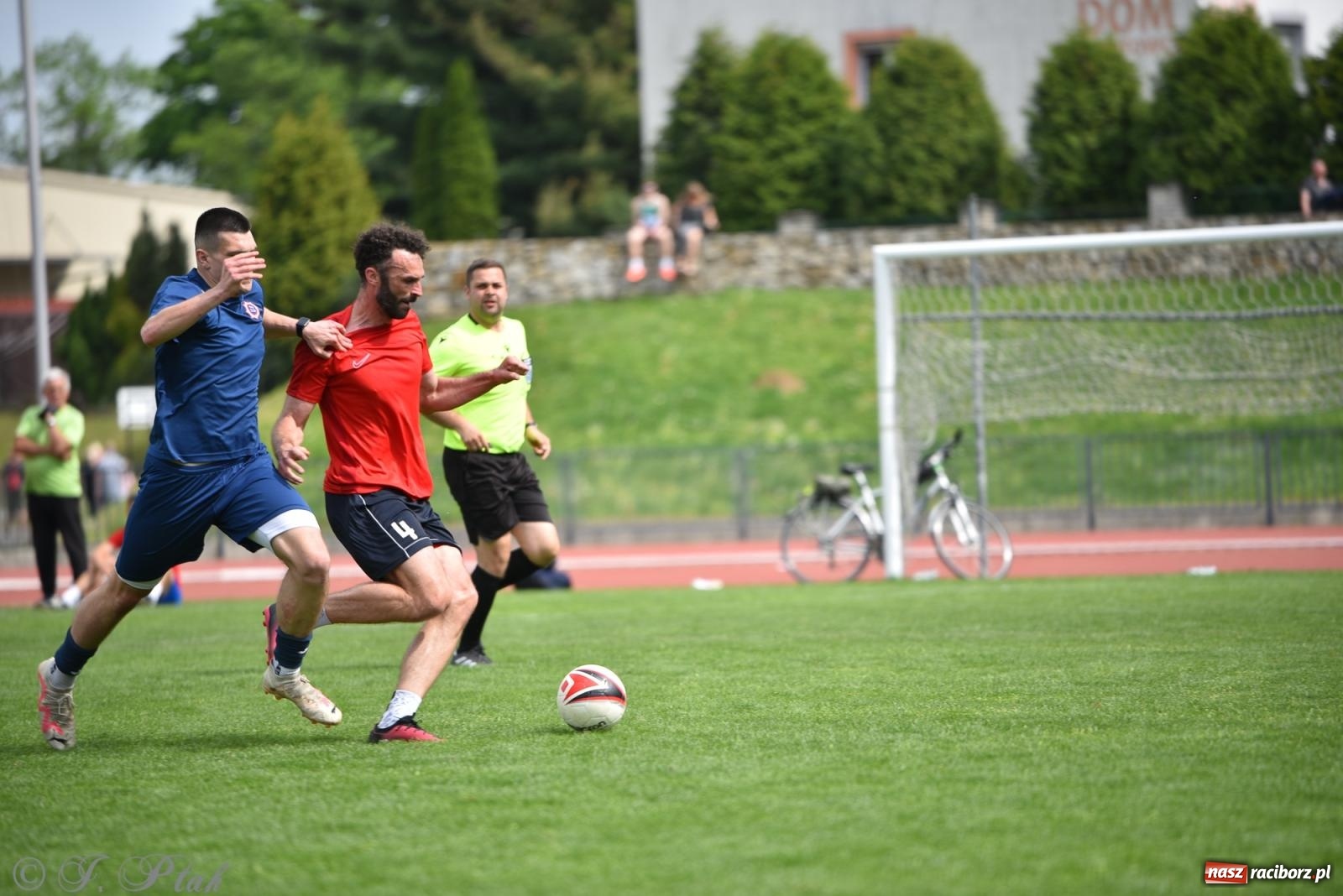 Zdjęcie w galerii na portalu naszraciborz.pl: Piłkarskie zmagania śląskich policjantów na stadionie przy Zamkowej [FOTO i WIDEO] wiadomości z regionu