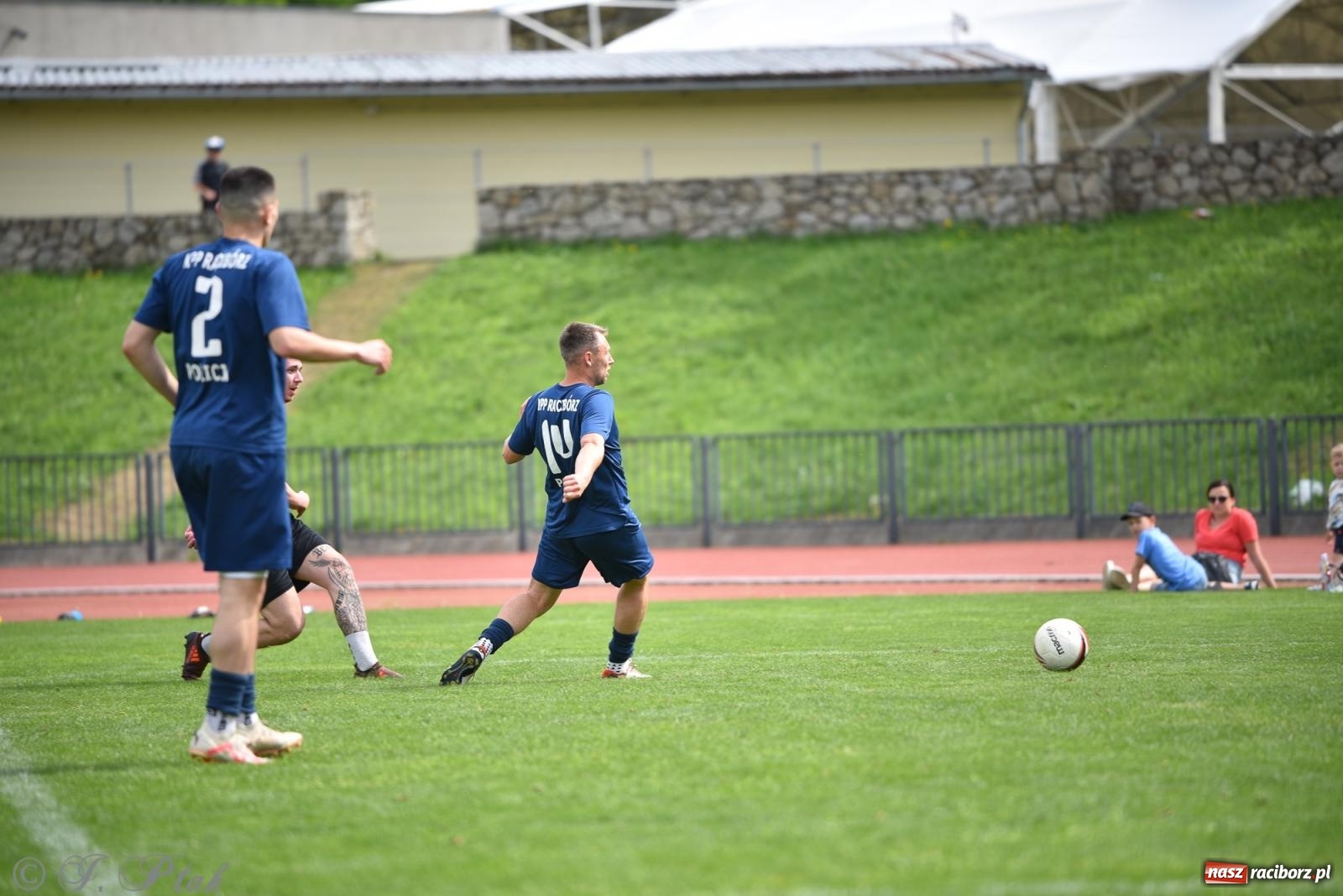 Zdjęcie w galerii na portalu naszraciborz.pl: Piłkarskie zmagania śląskich policjantów na stadionie przy Zamkowej [FOTO i WIDEO] wiadomości z regionu
