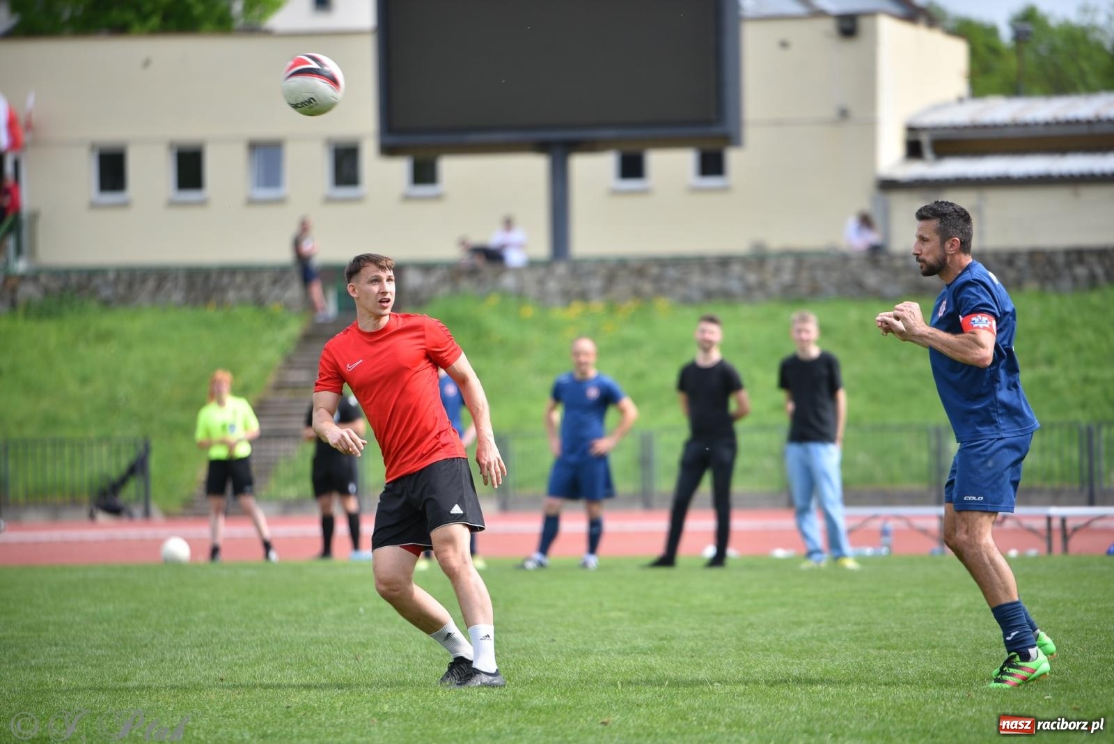 Zdjęcie w galerii na portalu naszraciborz.pl: Piłkarskie zmagania śląskich policjantów na stadionie przy Zamkowej [FOTO i WIDEO] wiadomości z regionu