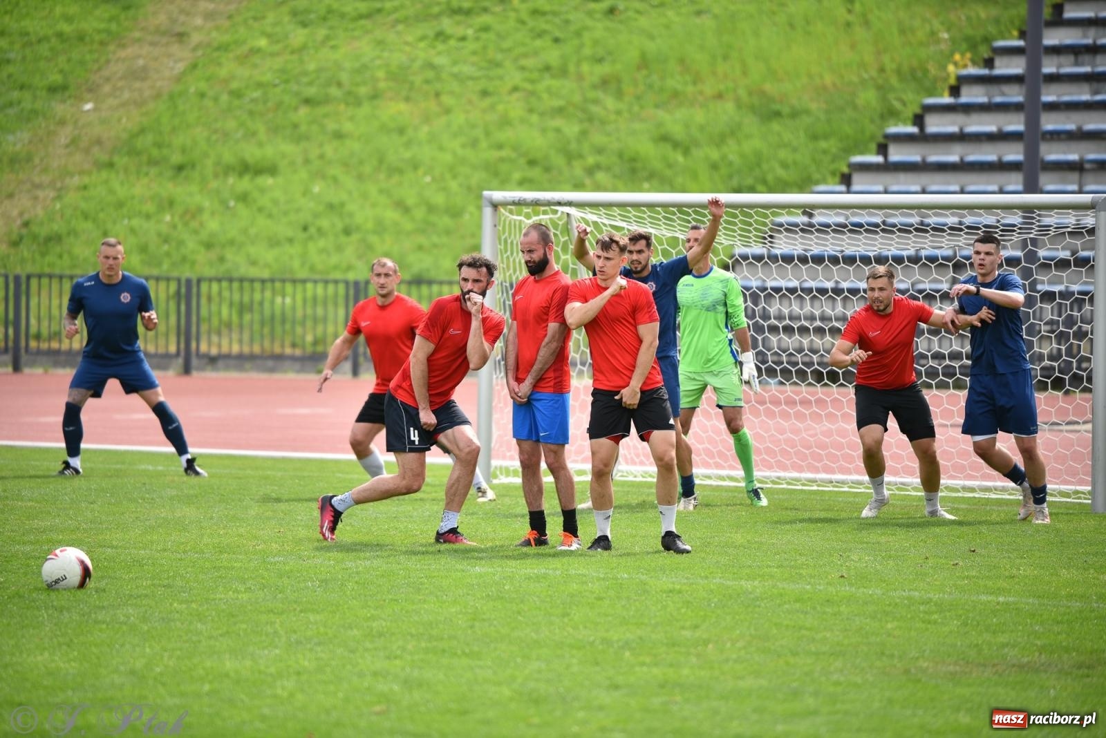 Zdjęcie w galerii na portalu naszraciborz.pl: Piłkarskie zmagania śląskich policjantów na stadionie przy Zamkowej [FOTO i WIDEO] wiadomości z regionu