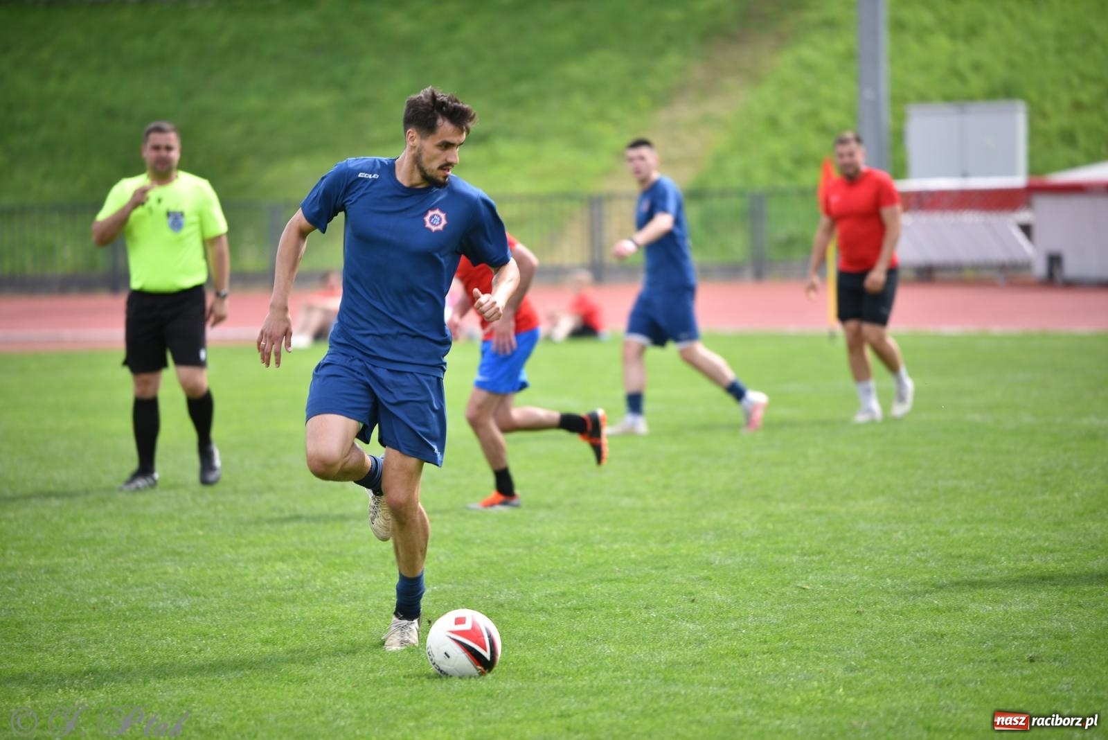 Zdjęcie w galerii na portalu naszraciborz.pl: Piłkarskie zmagania śląskich policjantów na stadionie przy Zamkowej [FOTO i WIDEO] wiadomości z regionu