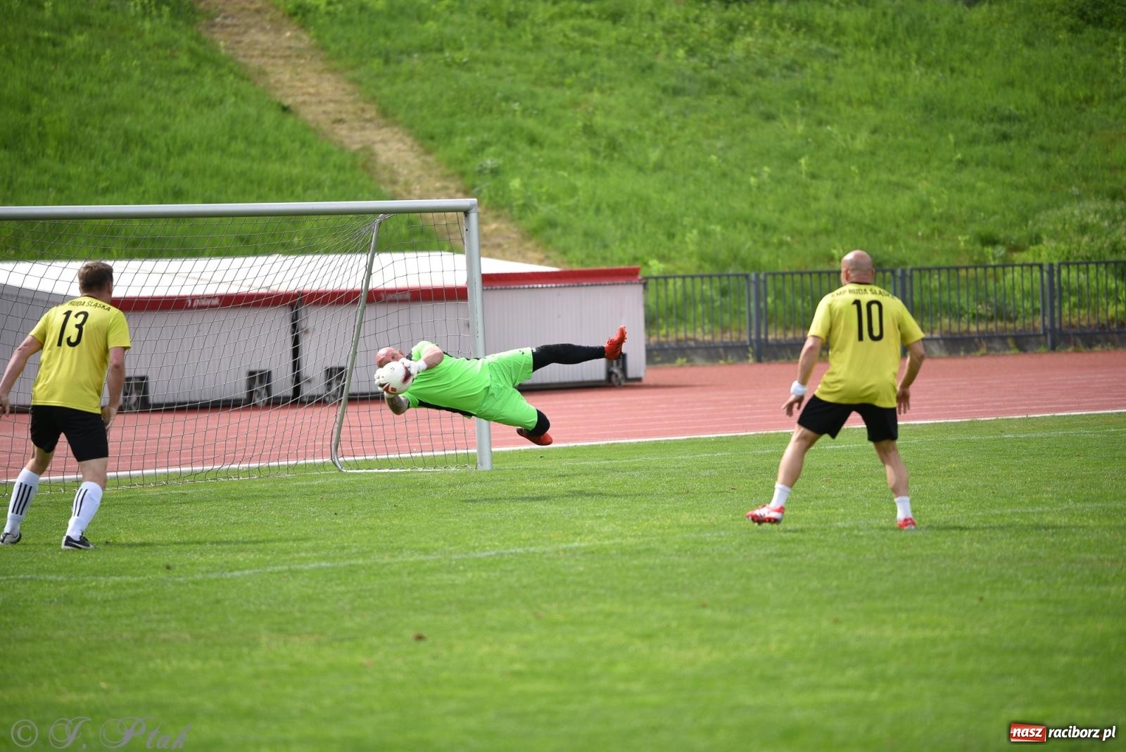 Zdjęcie w galerii na portalu naszraciborz.pl: Piłkarskie zmagania śląskich policjantów na stadionie przy Zamkowej [FOTO i WIDEO] wiadomości z regionu