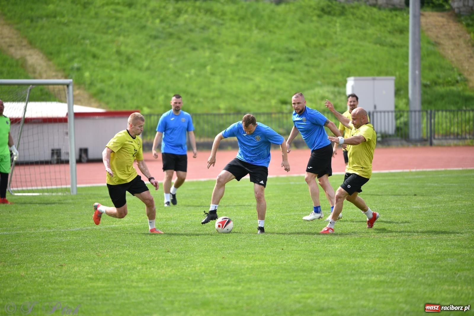 Zdjęcie w galerii na portalu naszraciborz.pl: Piłkarskie zmagania śląskich policjantów na stadionie przy Zamkowej [FOTO i WIDEO] wiadomości z regionu