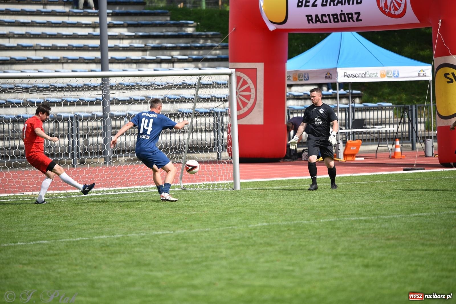 Zdjęcie w galerii na portalu naszraciborz.pl: Piłkarskie zmagania śląskich policjantów na stadionie przy Zamkowej [FOTO i WIDEO] wiadomości z regionu