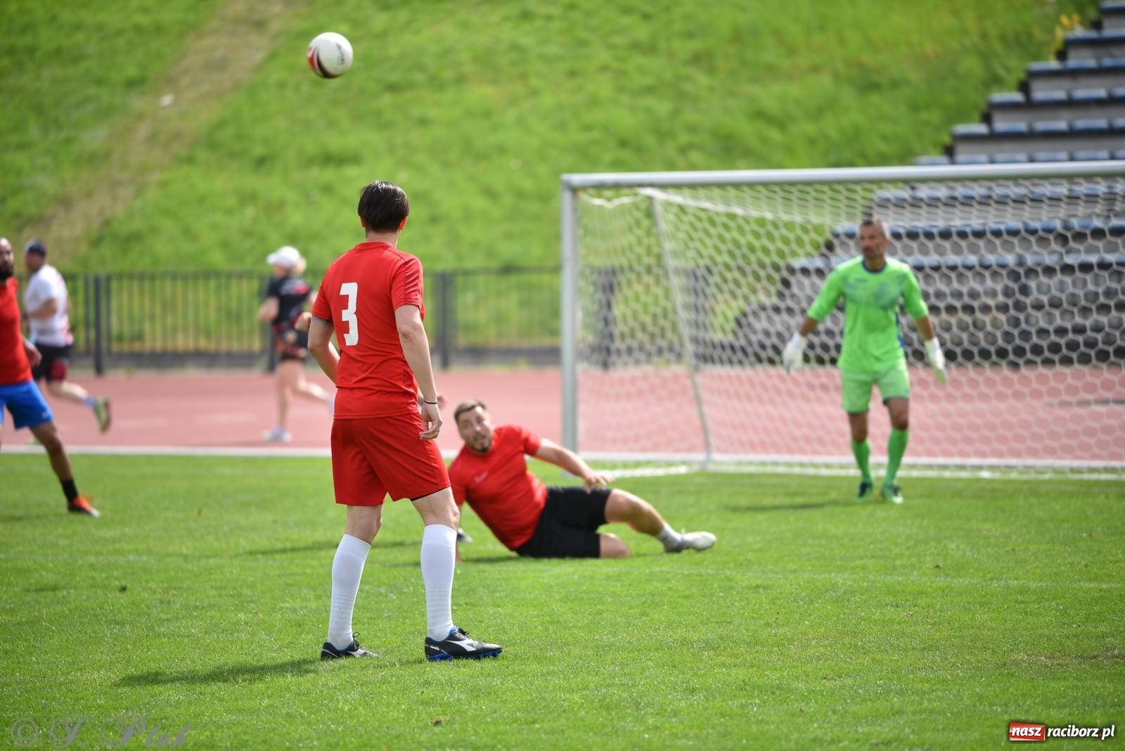 Zdjęcie w galerii na portalu naszraciborz.pl: Piłkarskie zmagania śląskich policjantów na stadionie przy Zamkowej [FOTO i WIDEO] wiadomości z regionu
