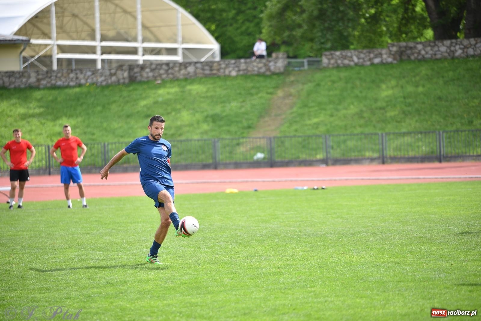 Zdjęcie w galerii na portalu naszraciborz.pl: Piłkarskie zmagania śląskich policjantów na stadionie przy Zamkowej [FOTO i WIDEO] wiadomości z regionu