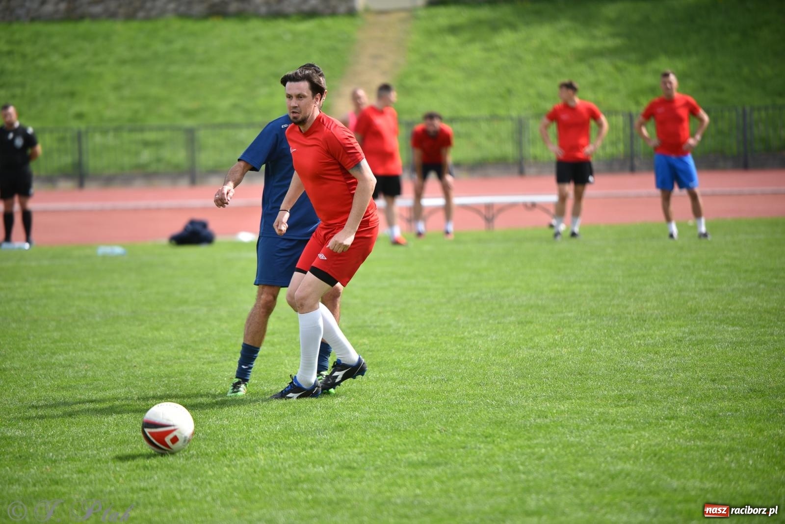 Zdjęcie w galerii na portalu naszraciborz.pl: Piłkarskie zmagania śląskich policjantów na stadionie przy Zamkowej [FOTO i WIDEO] wiadomości z regionu