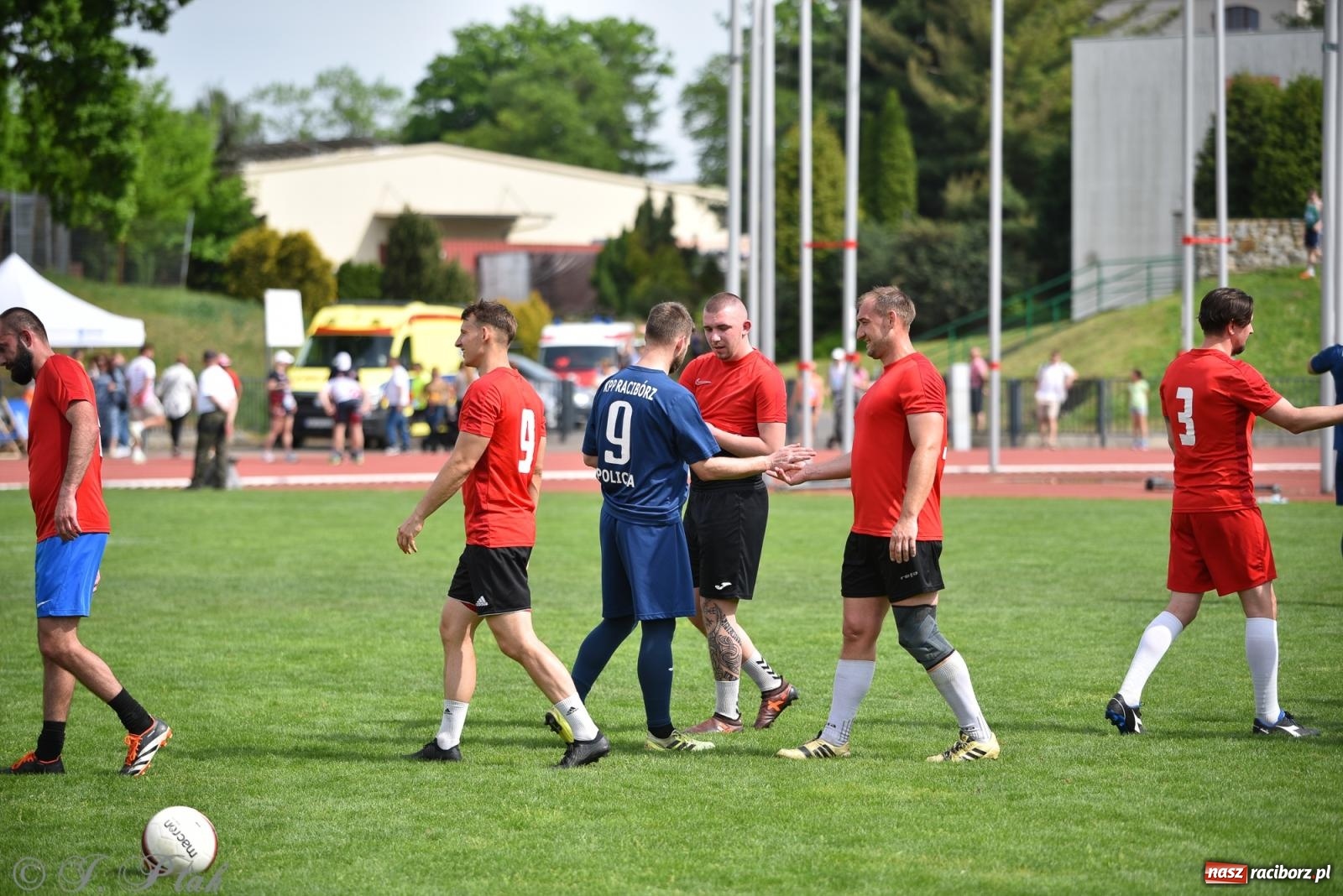 Zdjęcie w galerii na portalu naszraciborz.pl: Piłkarskie zmagania śląskich policjantów na stadionie przy Zamkowej [FOTO i WIDEO] wiadomości z regionu
