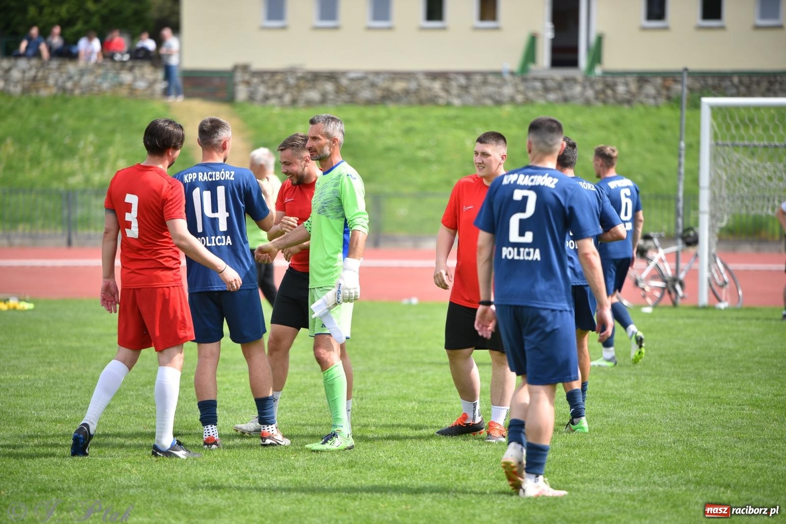 Zdjęcie w galerii na portalu naszraciborz.pl: Piłkarskie zmagania śląskich policjantów na stadionie przy Zamkowej [FOTO i WIDEO] wiadomości z regionu