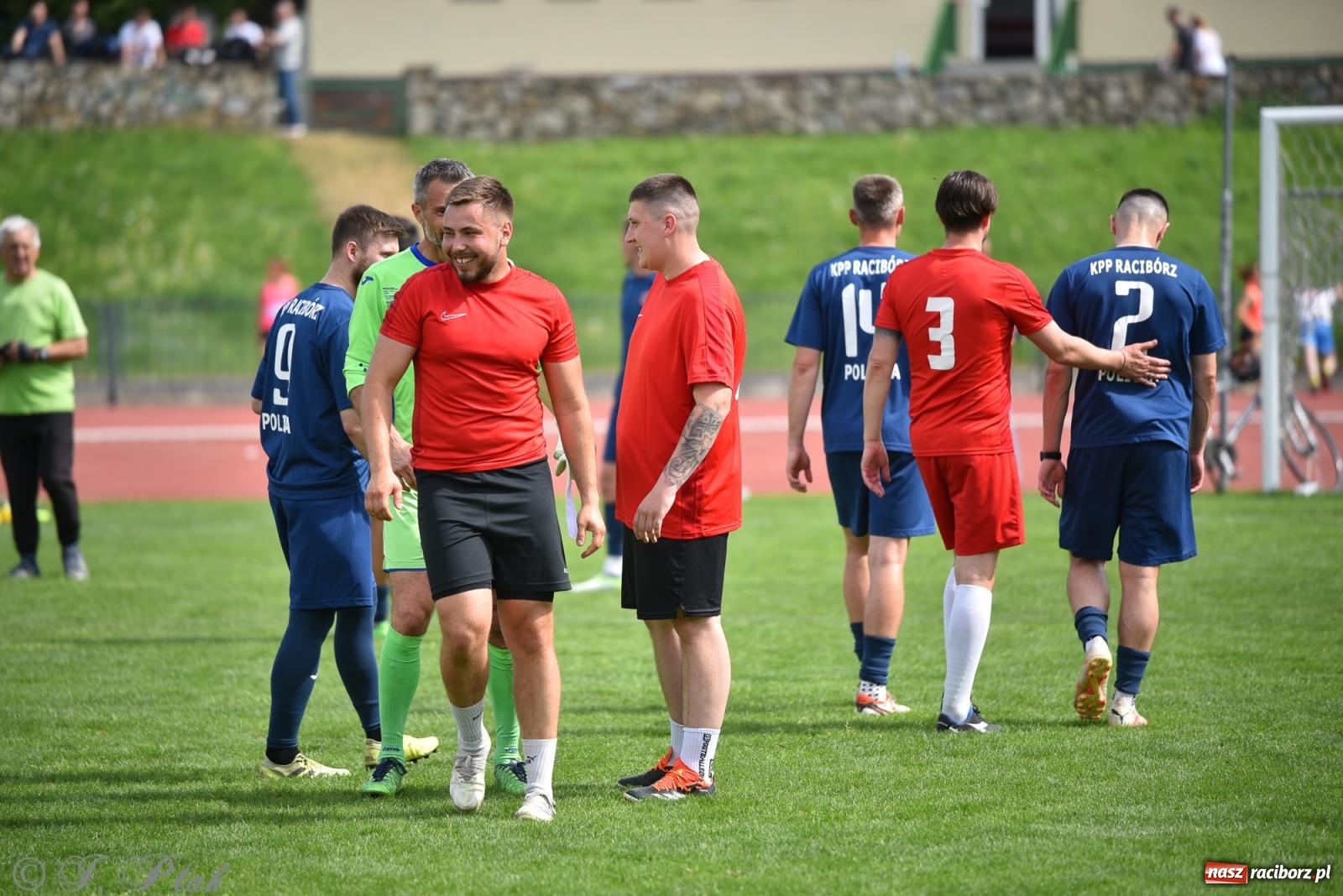 Zdjęcie w galerii na portalu naszraciborz.pl: Piłkarskie zmagania śląskich policjantów na stadionie przy Zamkowej [FOTO i WIDEO] wiadomości z regionu