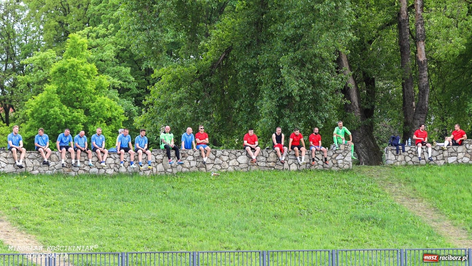 Zdjęcie w galerii na portalu naszraciborz.pl: Piłkarskie zmagania śląskich policjantów na stadionie przy Zamkowej [FOTO i WIDEO] wiadomości z regionu