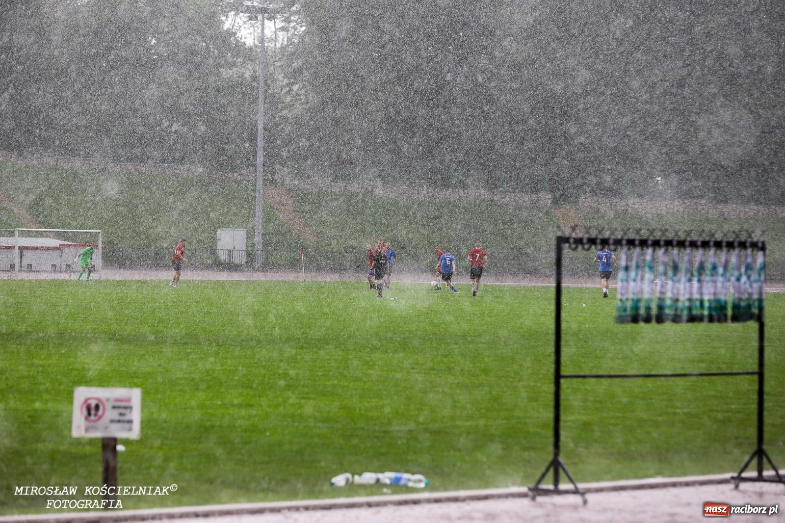 Zdjęcie w galerii na portalu naszraciborz.pl: Piłkarskie zmagania śląskich policjantów na stadionie przy Zamkowej [FOTO i WIDEO] wiadomości z regionu