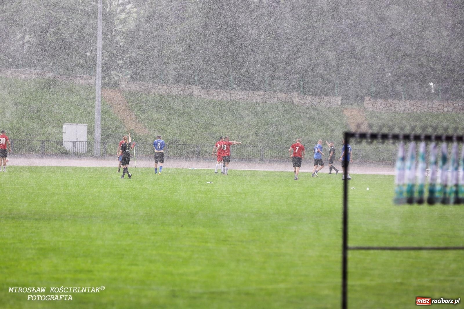 Zdjęcie w galerii na portalu naszraciborz.pl: Piłkarskie zmagania śląskich policjantów na stadionie przy Zamkowej [FOTO i WIDEO] wiadomości z regionu