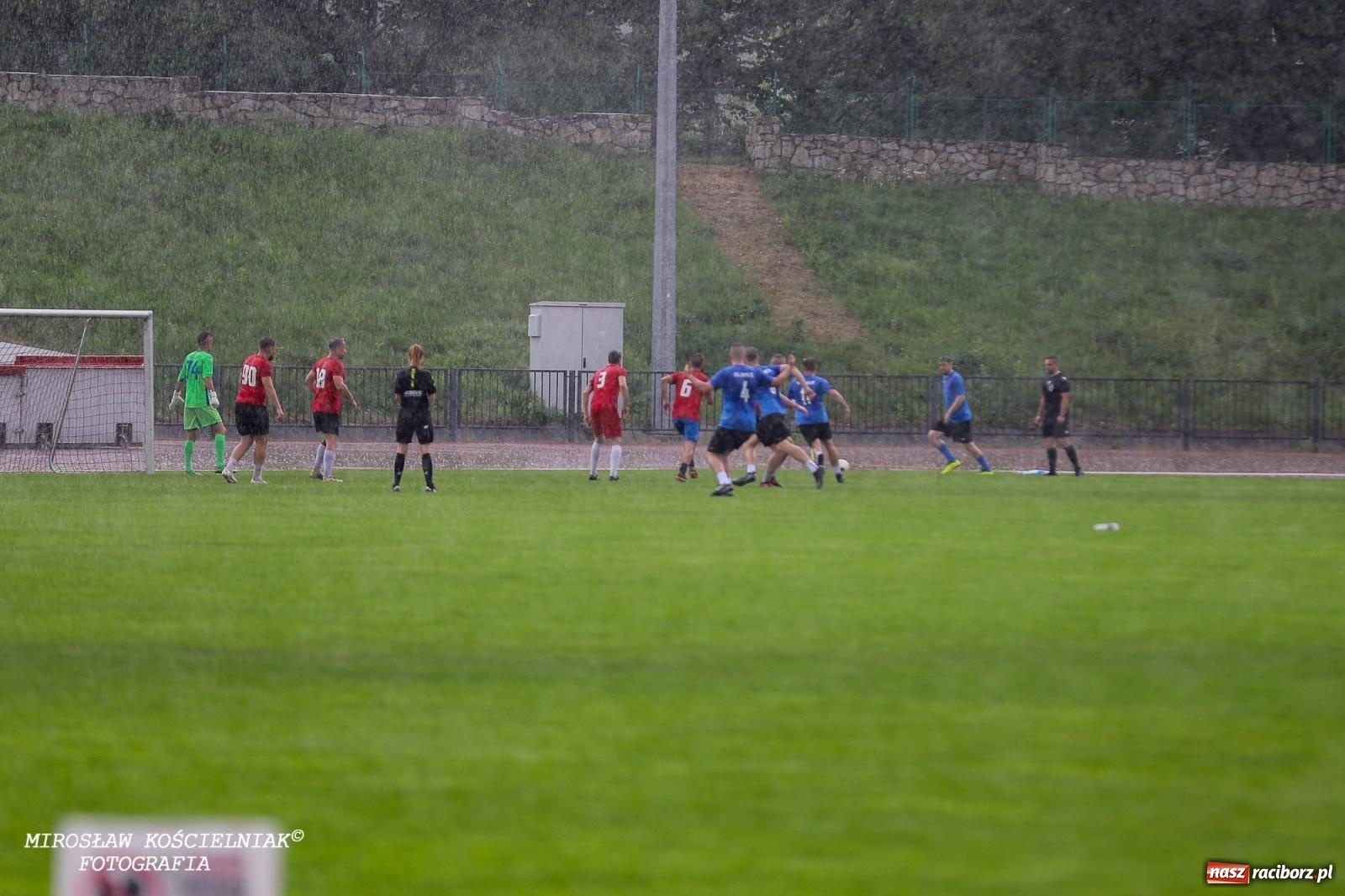 Zdjęcie w galerii na portalu naszraciborz.pl: Piłkarskie zmagania śląskich policjantów na stadionie przy Zamkowej [FOTO i WIDEO] wiadomości z regionu