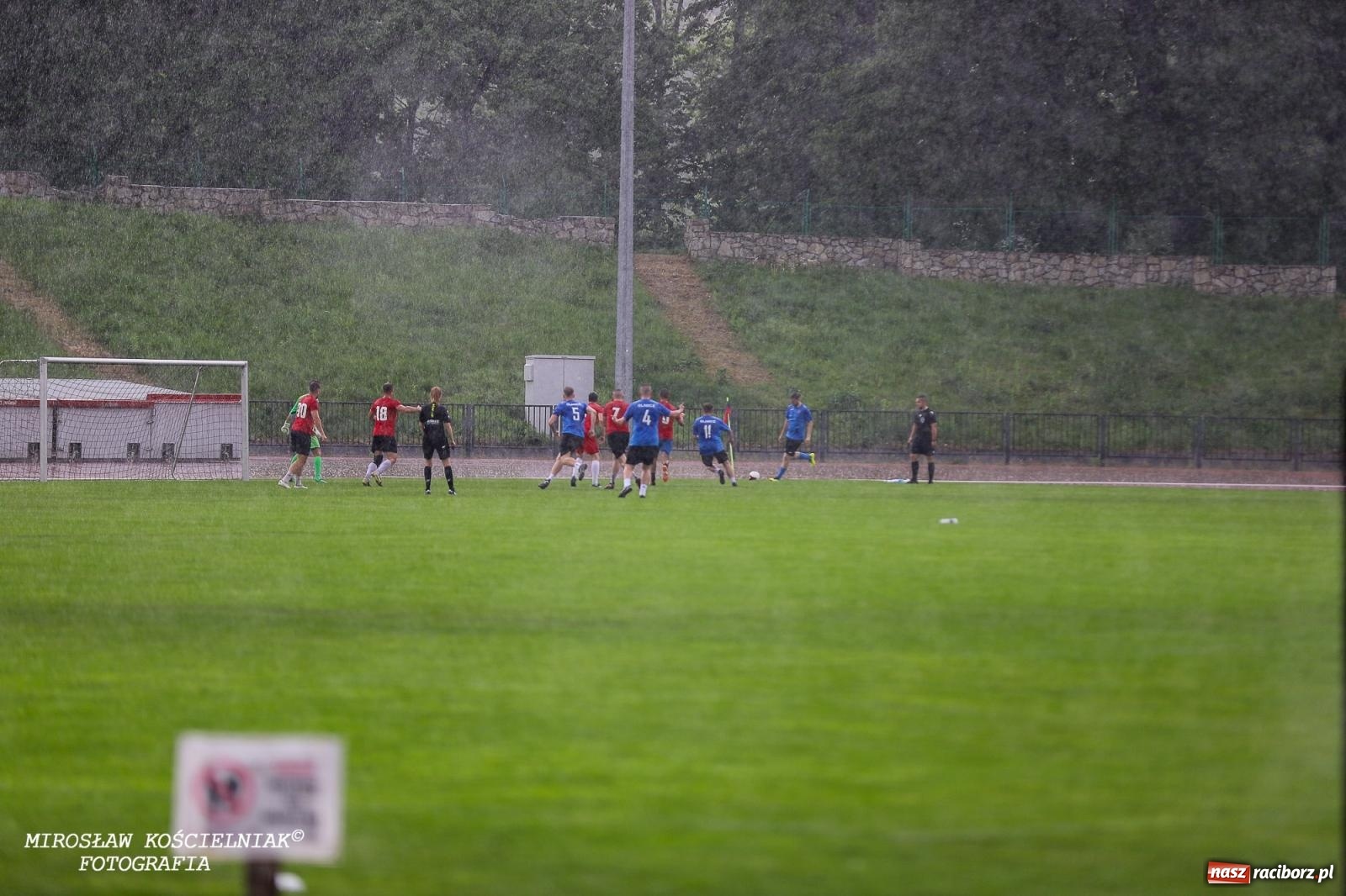 Zdjęcie w galerii na portalu naszraciborz.pl: Piłkarskie zmagania śląskich policjantów na stadionie przy Zamkowej [FOTO i WIDEO] wiadomości z regionu