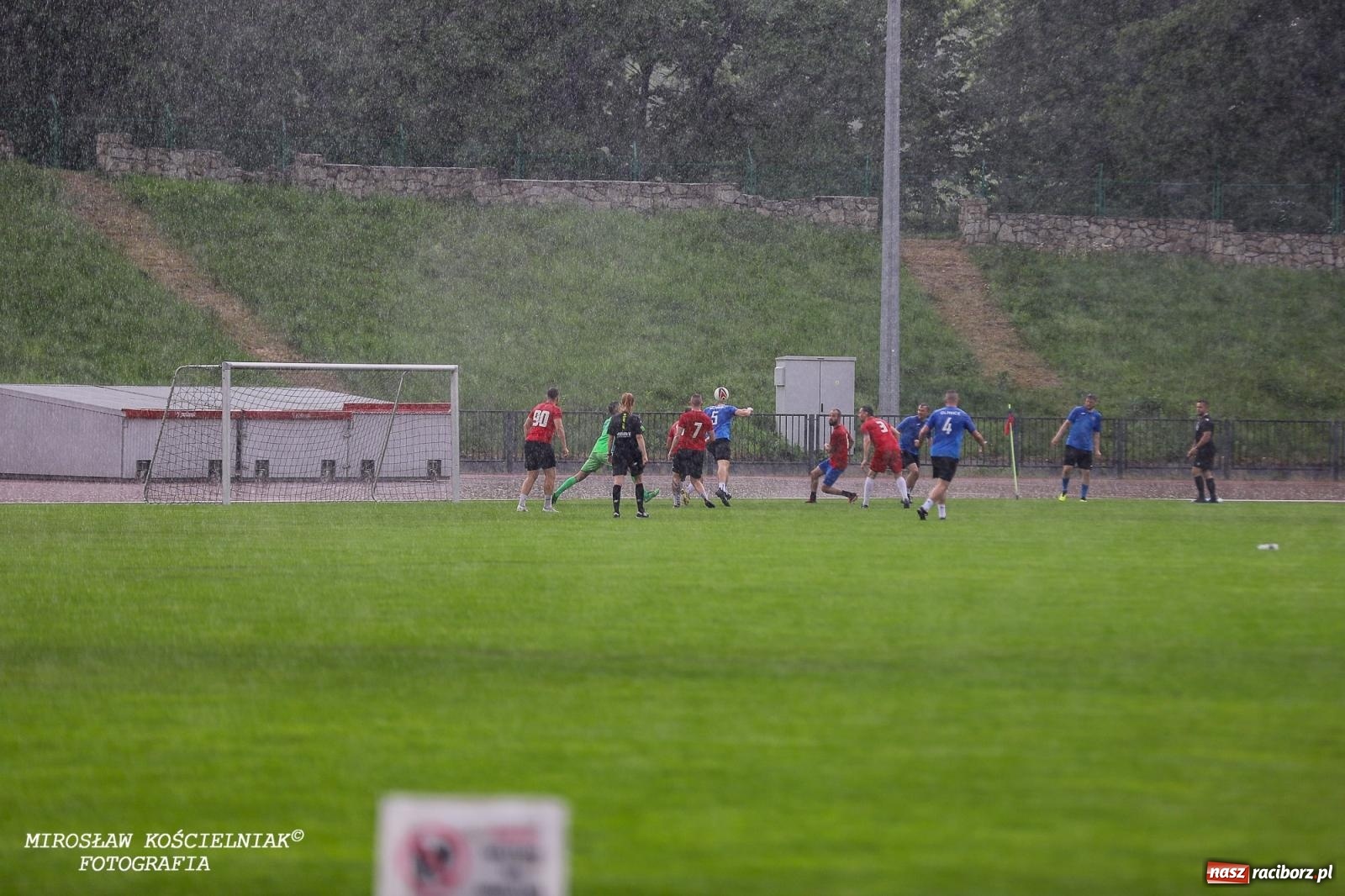Zdjęcie w galerii na portalu naszraciborz.pl: Piłkarskie zmagania śląskich policjantów na stadionie przy Zamkowej [FOTO i WIDEO] wiadomości z regionu