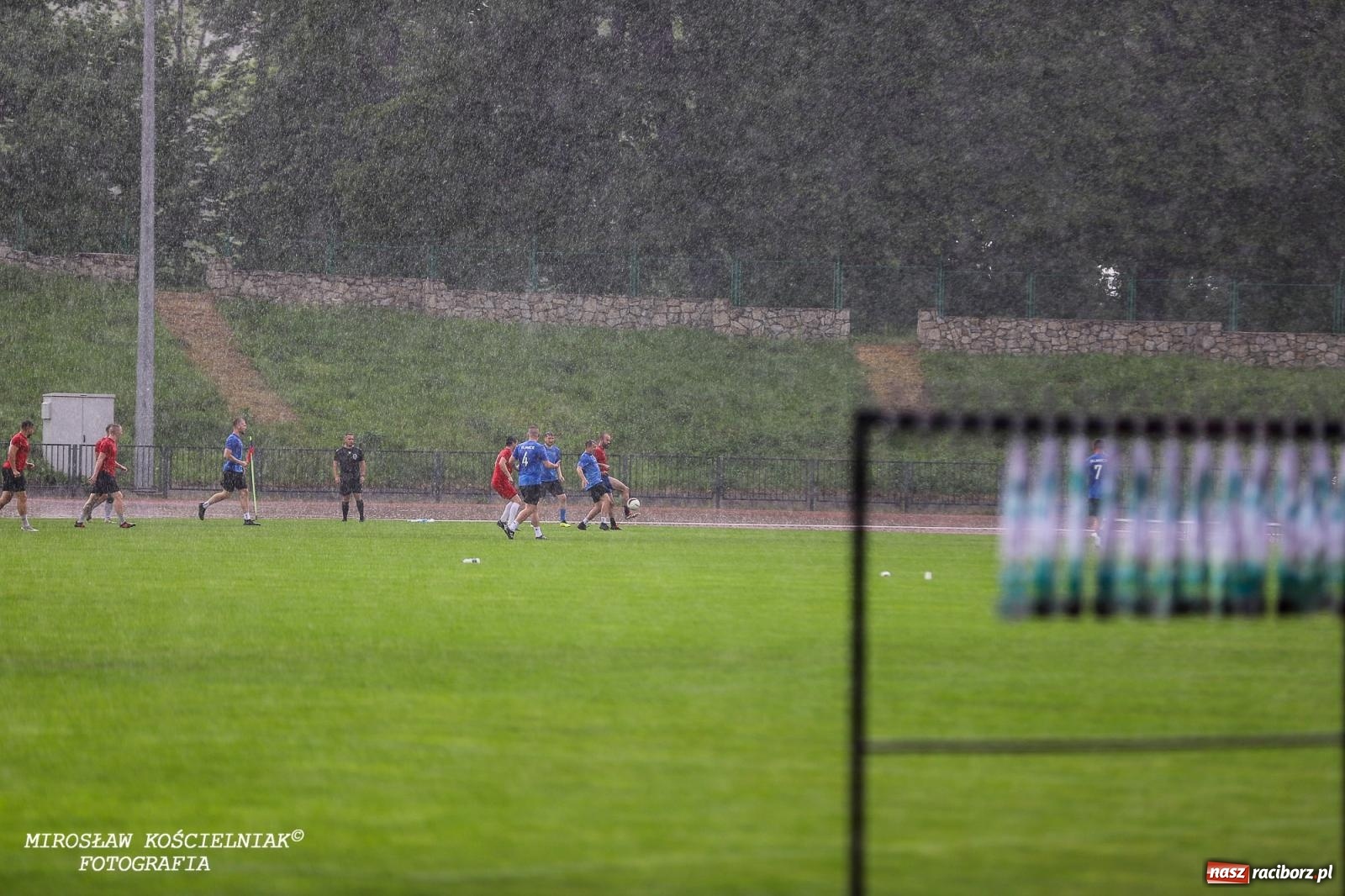 Zdjęcie w galerii na portalu naszraciborz.pl: Piłkarskie zmagania śląskich policjantów na stadionie przy Zamkowej [FOTO i WIDEO] wiadomości z regionu