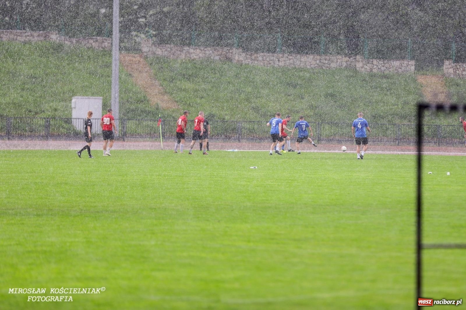 Zdjęcie w galerii na portalu naszraciborz.pl: Piłkarskie zmagania śląskich policjantów na stadionie przy Zamkowej [FOTO i WIDEO] wiadomości z regionu