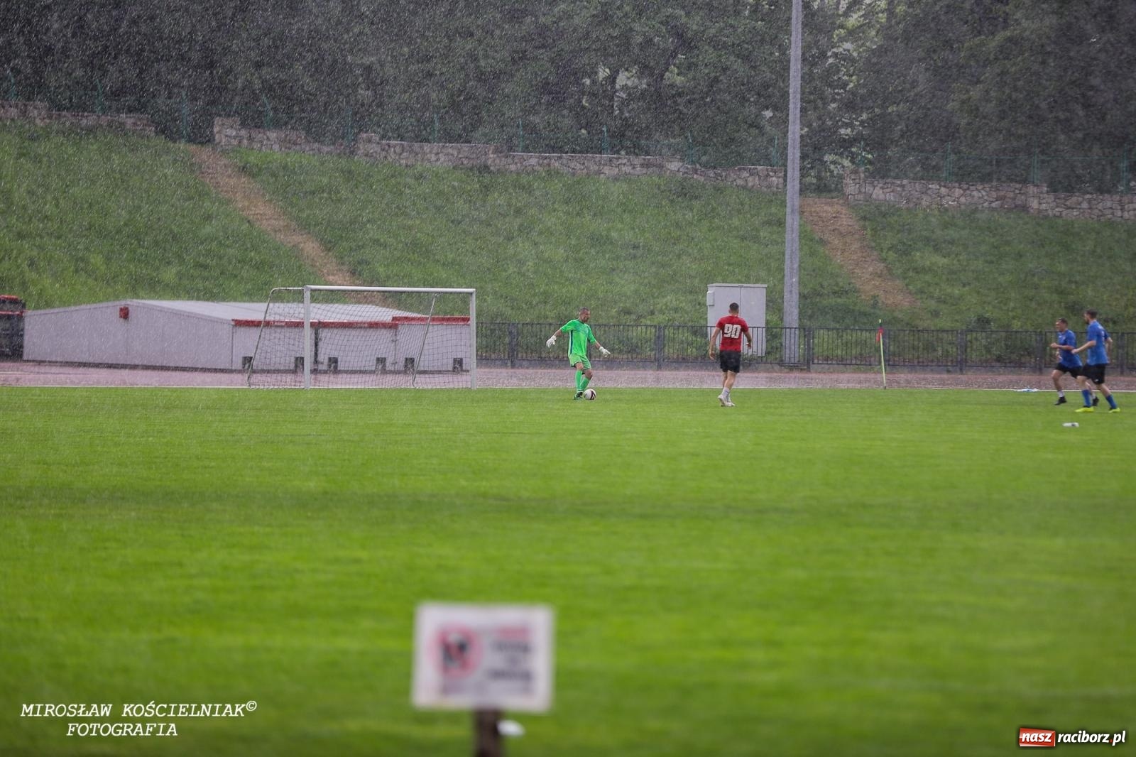 Zdjęcie w galerii na portalu naszraciborz.pl: Piłkarskie zmagania śląskich policjantów na stadionie przy Zamkowej [FOTO i WIDEO] wiadomości z regionu
