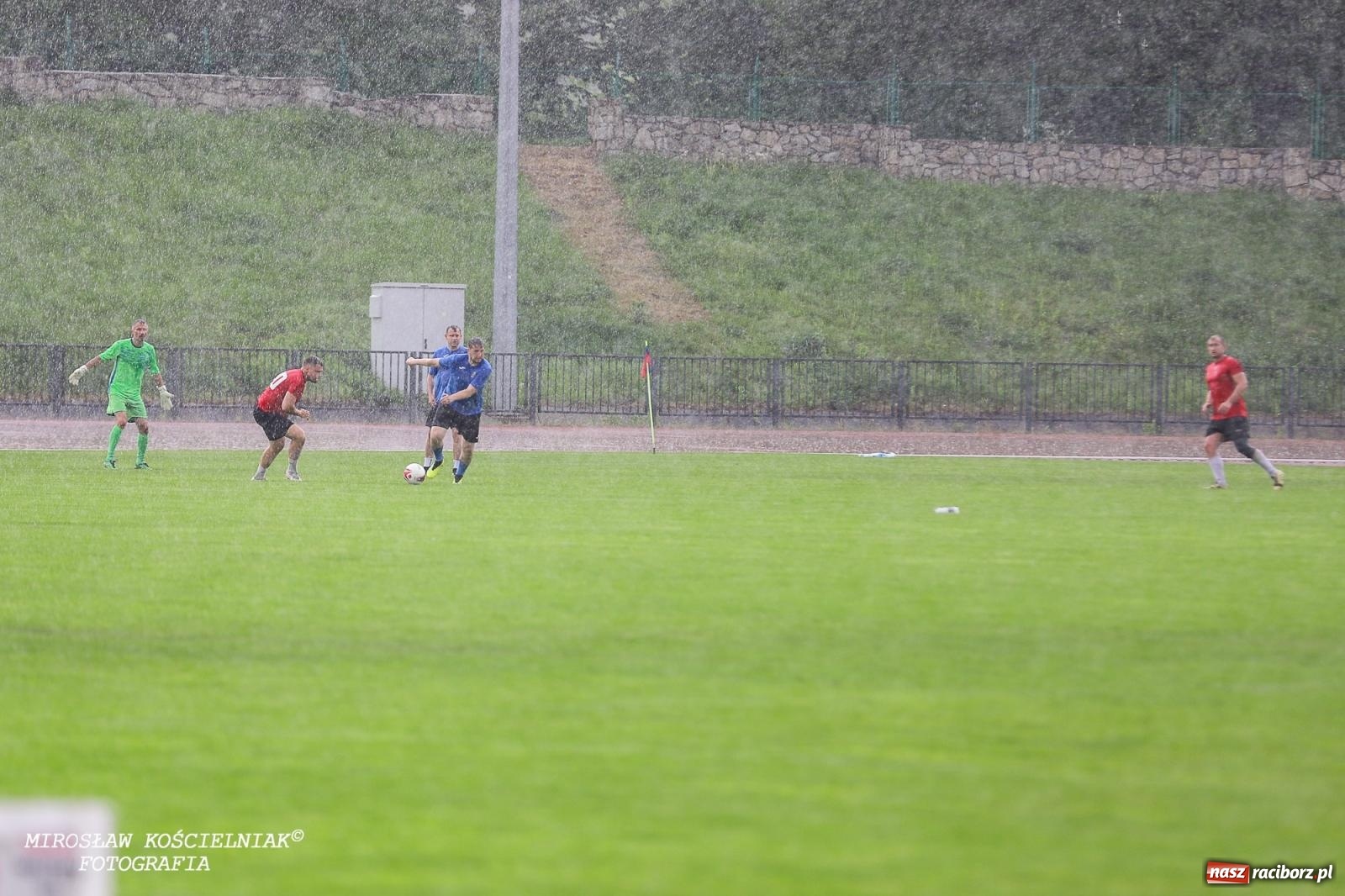 Zdjęcie w galerii na portalu naszraciborz.pl: Piłkarskie zmagania śląskich policjantów na stadionie przy Zamkowej [FOTO i WIDEO] wiadomości z regionu