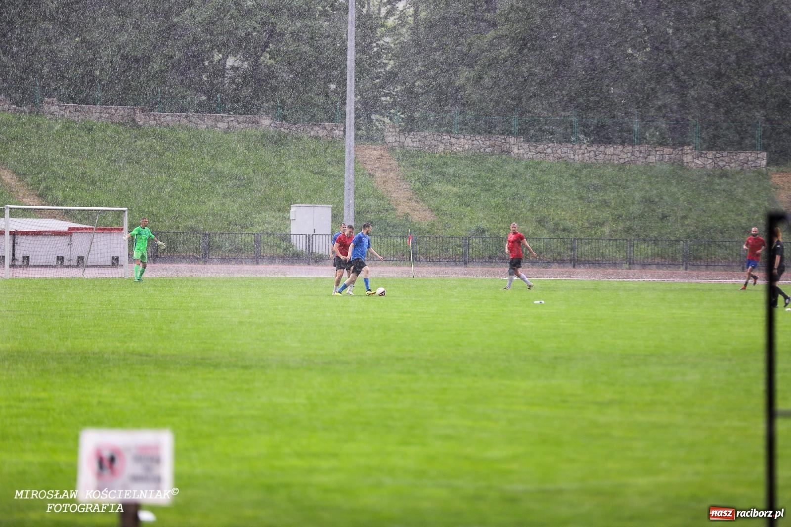 Zdjęcie w galerii na portalu naszraciborz.pl: Piłkarskie zmagania śląskich policjantów na stadionie przy Zamkowej [FOTO i WIDEO] wiadomości z regionu
