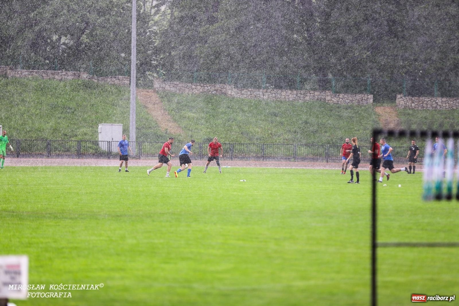 Zdjęcie w galerii na portalu naszraciborz.pl: Piłkarskie zmagania śląskich policjantów na stadionie przy Zamkowej [FOTO i WIDEO] wiadomości z regionu