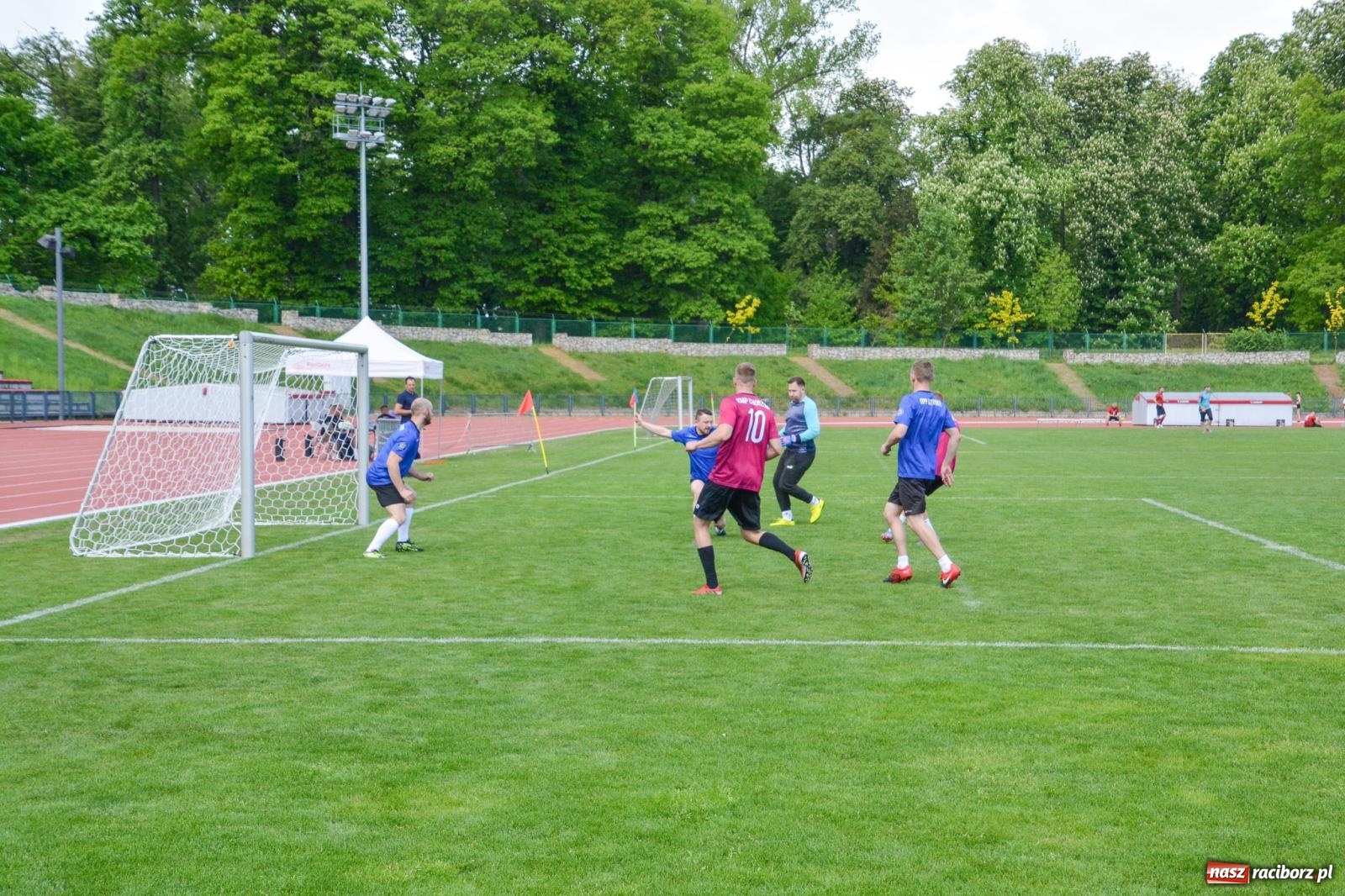 Zdjęcie w galerii na portalu naszraciborz.pl: Piłkarskie zmagania śląskich policjantów na stadionie przy Zamkowej [FOTO i WIDEO] wiadomości z regionu