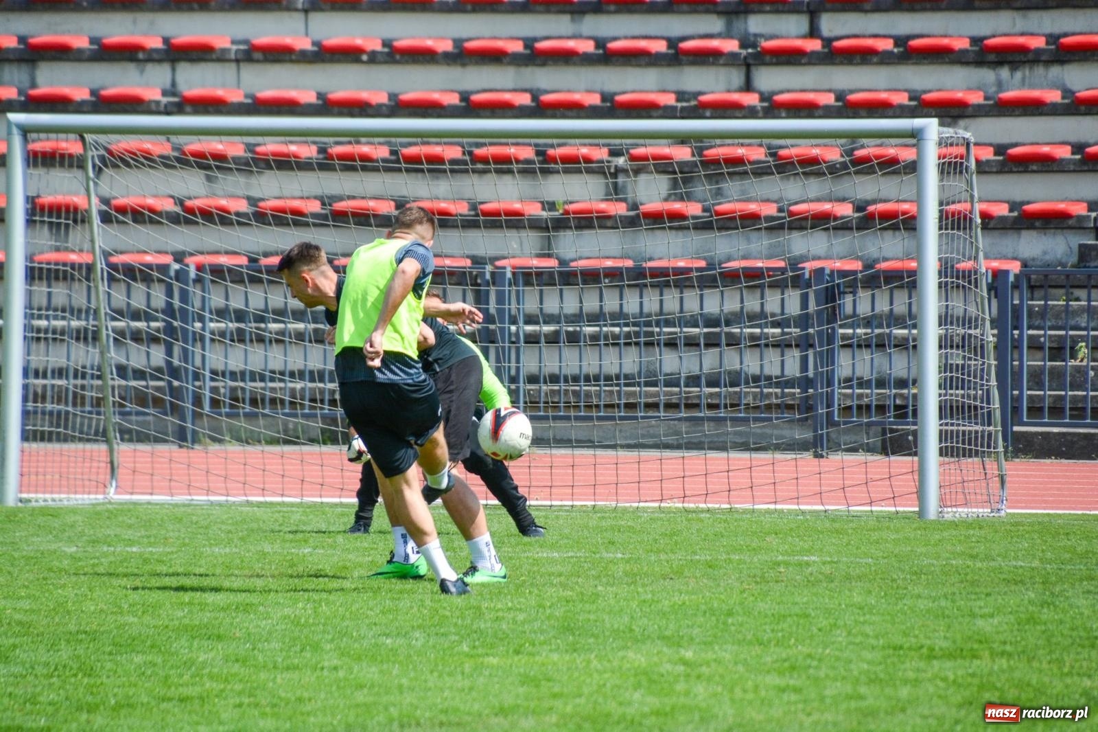 Zdjęcie w galerii na portalu naszraciborz.pl: Piłkarskie zmagania śląskich policjantów na stadionie przy Zamkowej [FOTO i WIDEO] wiadomości z regionu