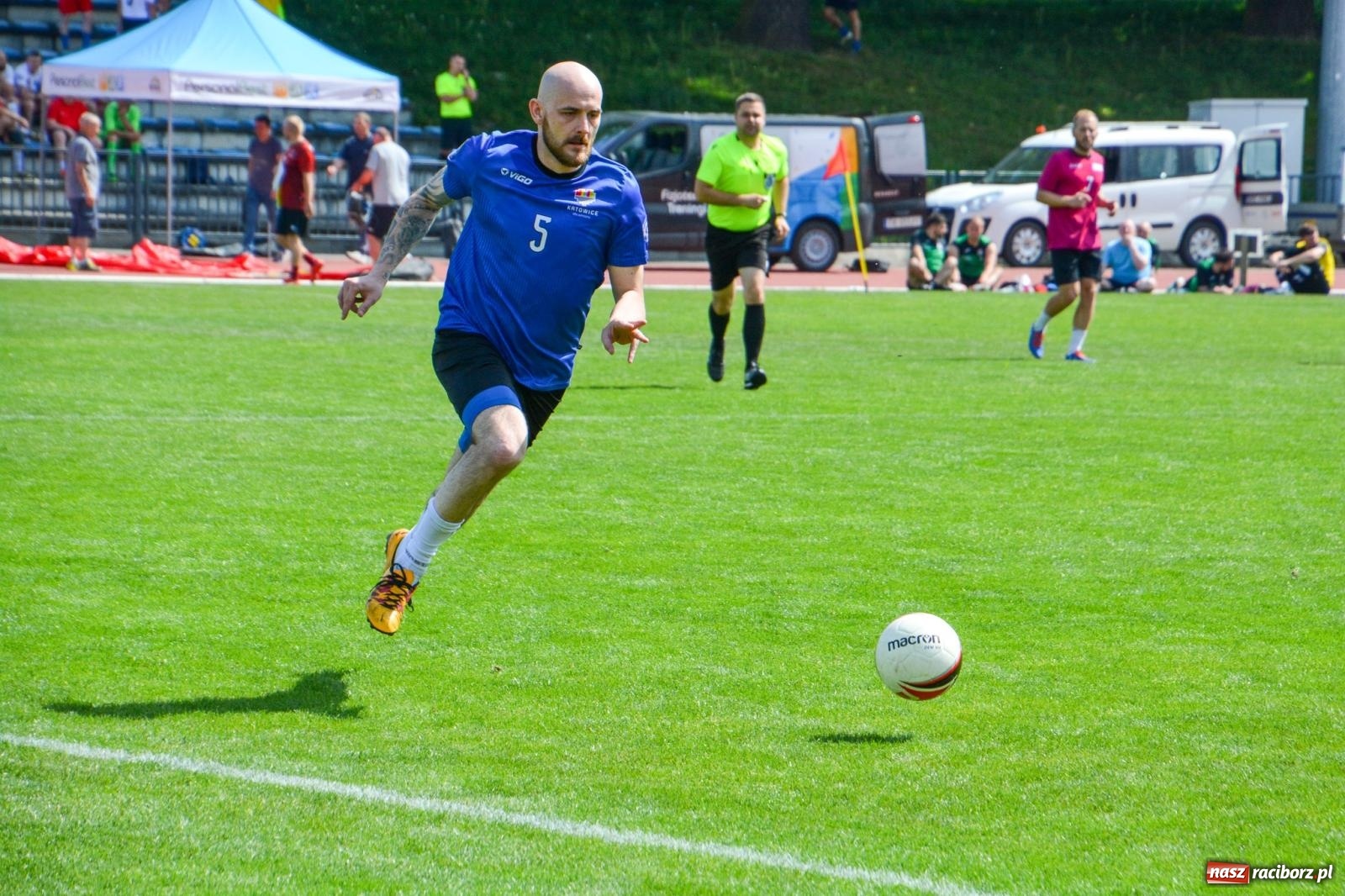 Zdjęcie w galerii na portalu naszraciborz.pl: Piłkarskie zmagania śląskich policjantów na stadionie przy Zamkowej [FOTO i WIDEO] wiadomości z regionu