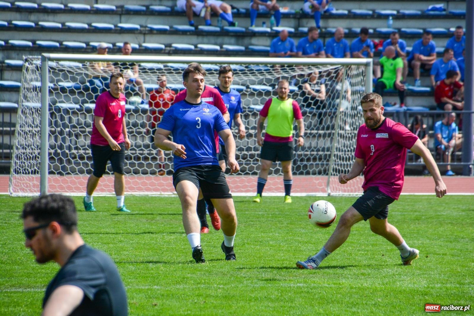 Zdjęcie w galerii na portalu naszraciborz.pl: Piłkarskie zmagania śląskich policjantów na stadionie przy Zamkowej [FOTO i WIDEO] wiadomości z regionu