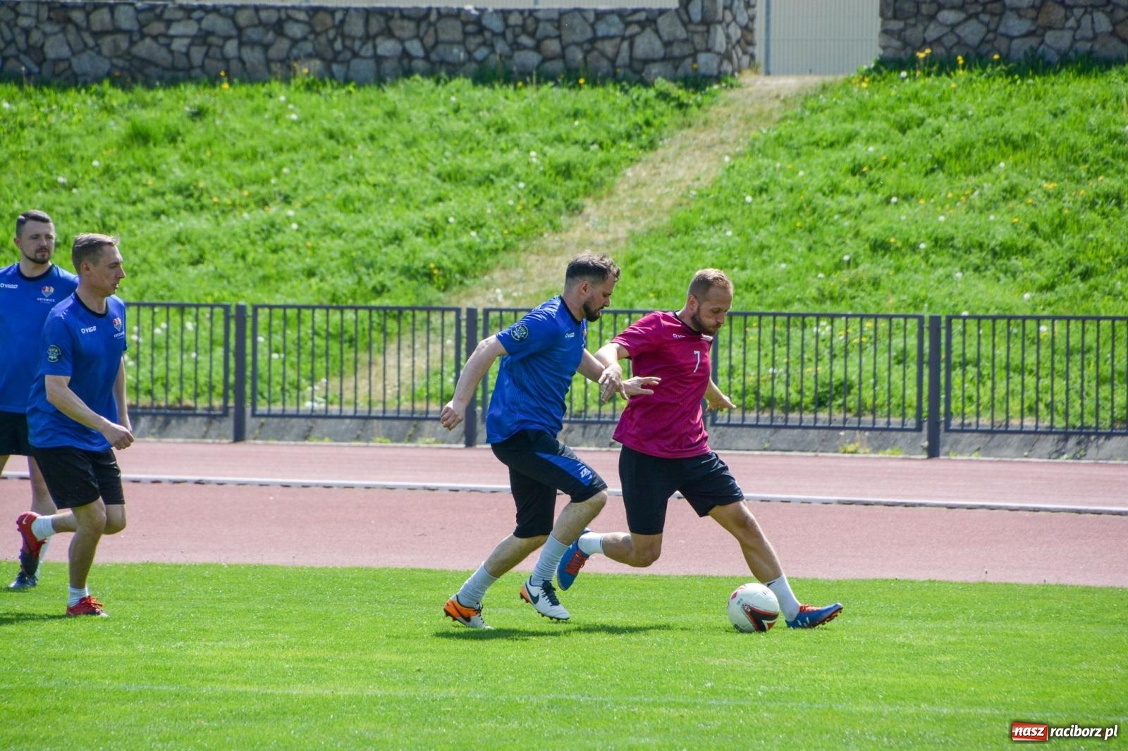 Zdjęcie w galerii na portalu naszraciborz.pl: Piłkarskie zmagania śląskich policjantów na stadionie przy Zamkowej [FOTO i WIDEO] wiadomości z regionu