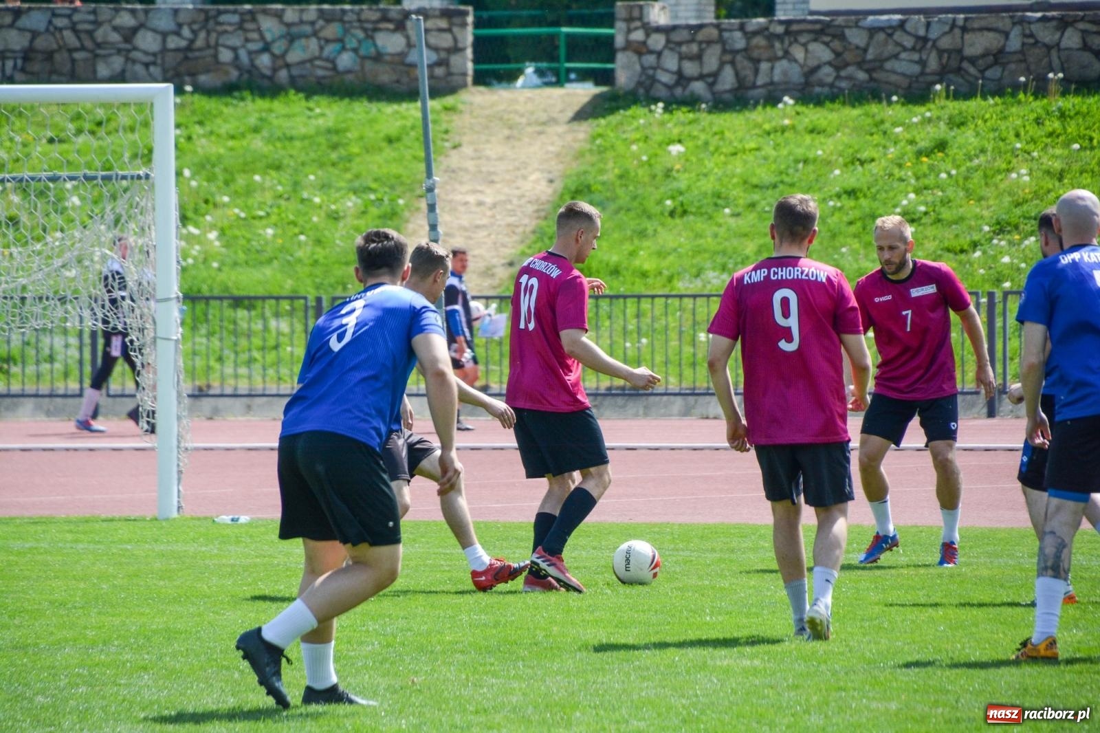 Zdjęcie w galerii na portalu naszraciborz.pl: Piłkarskie zmagania śląskich policjantów na stadionie przy Zamkowej [FOTO i WIDEO] wiadomości z regionu