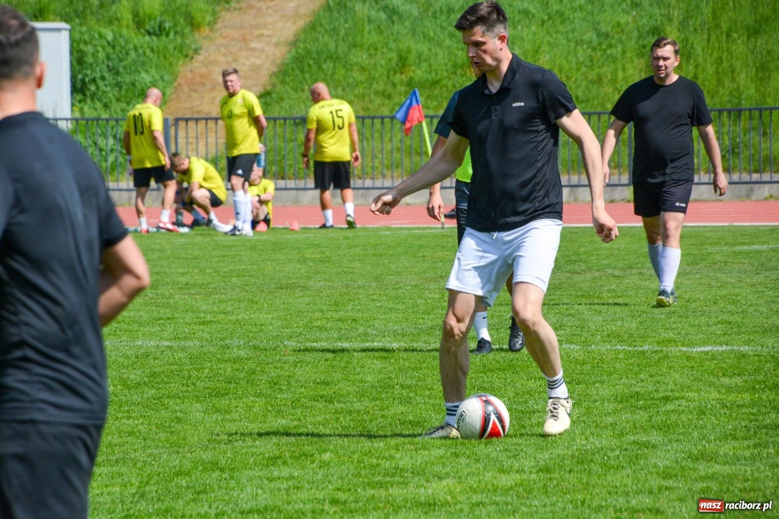 Zdjęcie w galerii na portalu naszraciborz.pl: Piłkarskie zmagania śląskich policjantów na stadionie przy Zamkowej [FOTO i WIDEO] wiadomości z regionu