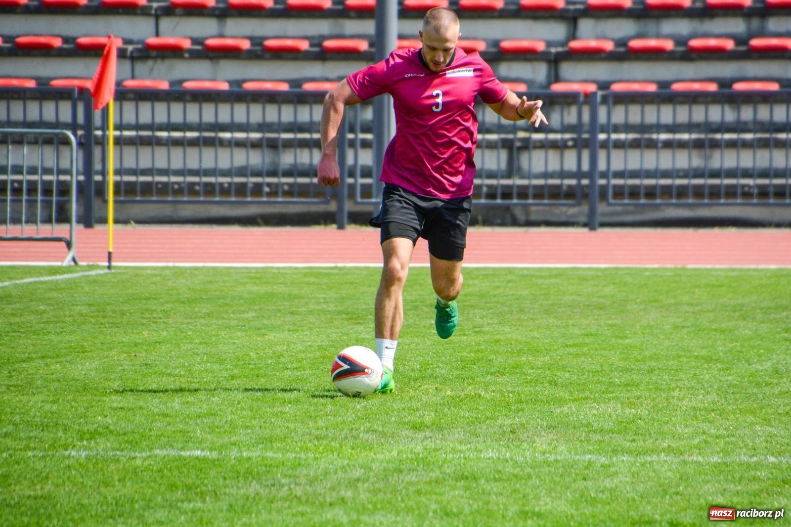 Zdjęcie w galerii na portalu naszraciborz.pl: Piłkarskie zmagania śląskich policjantów na stadionie przy Zamkowej [FOTO i WIDEO] wiadomości z regionu