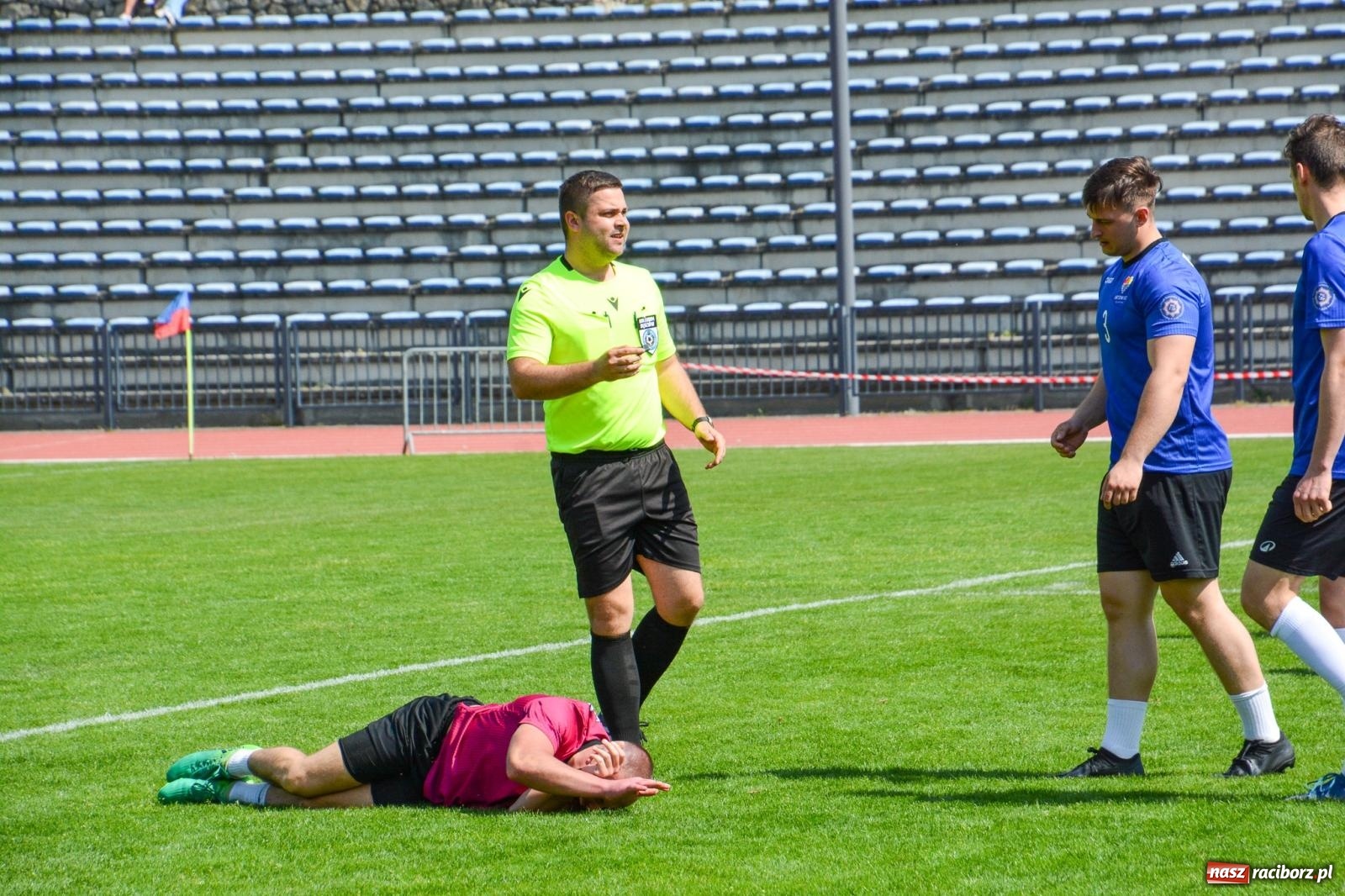 Zdjęcie w galerii na portalu naszraciborz.pl: Piłkarskie zmagania śląskich policjantów na stadionie przy Zamkowej [FOTO i WIDEO] wiadomości z regionu