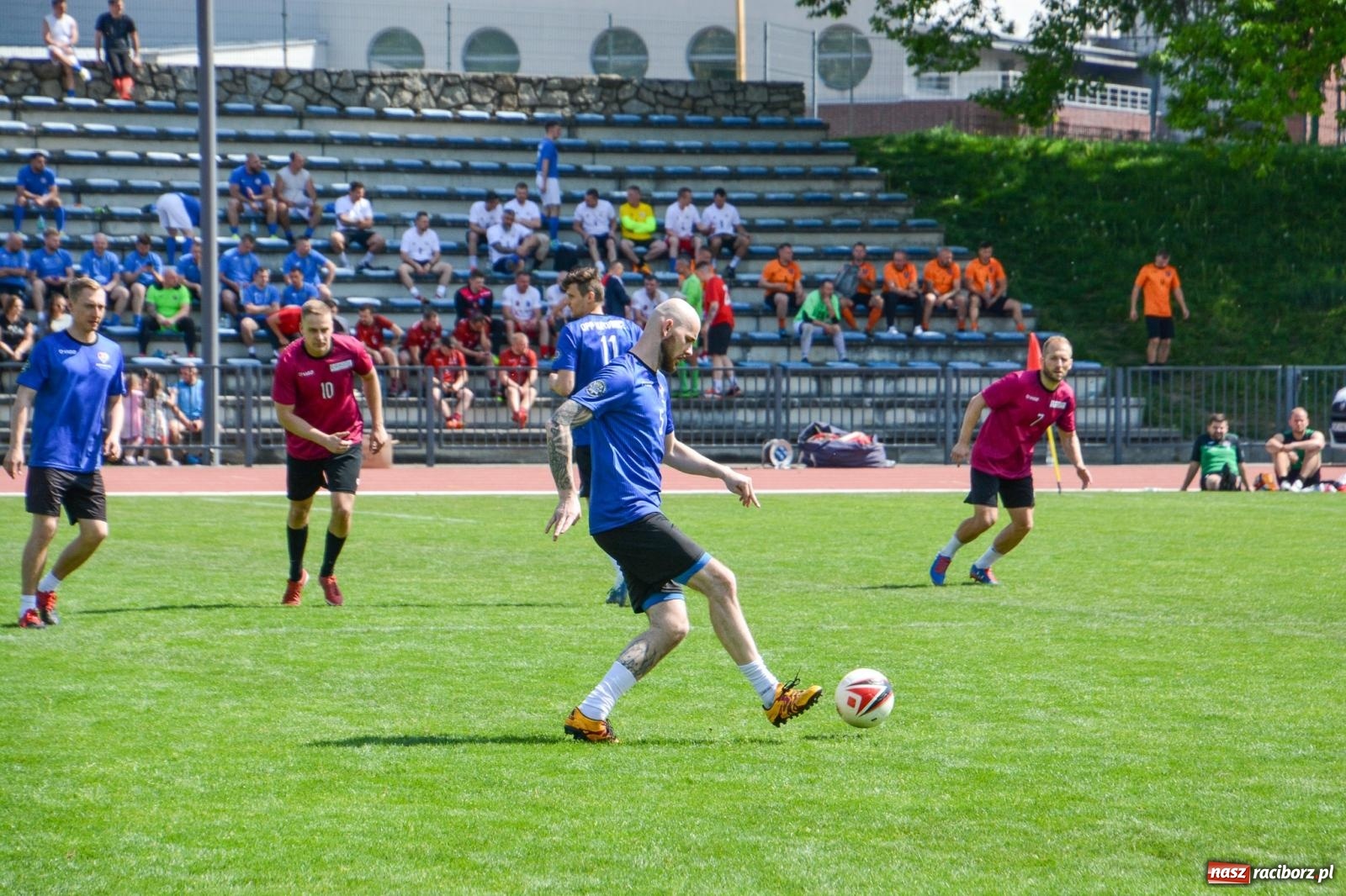 Zdjęcie w galerii na portalu naszraciborz.pl: Piłkarskie zmagania śląskich policjantów na stadionie przy Zamkowej [FOTO i WIDEO] wiadomości z regionu