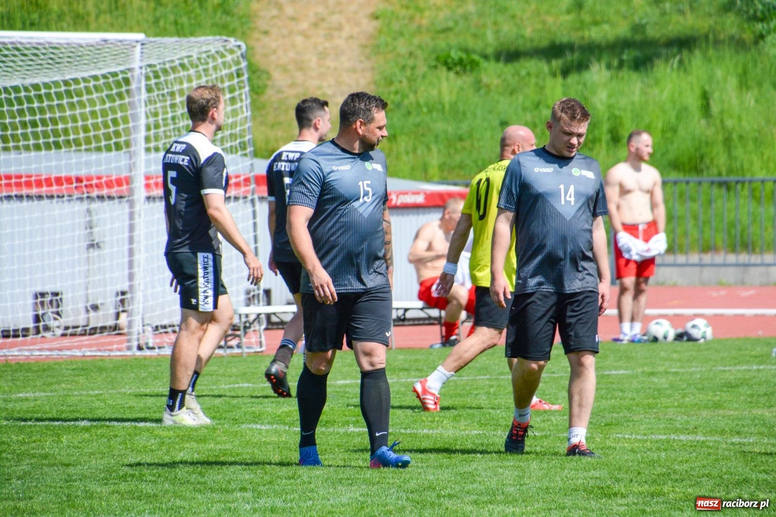 Zdjęcie w galerii na portalu naszraciborz.pl: Piłkarskie zmagania śląskich policjantów na stadionie przy Zamkowej [FOTO i WIDEO] wiadomości z regionu