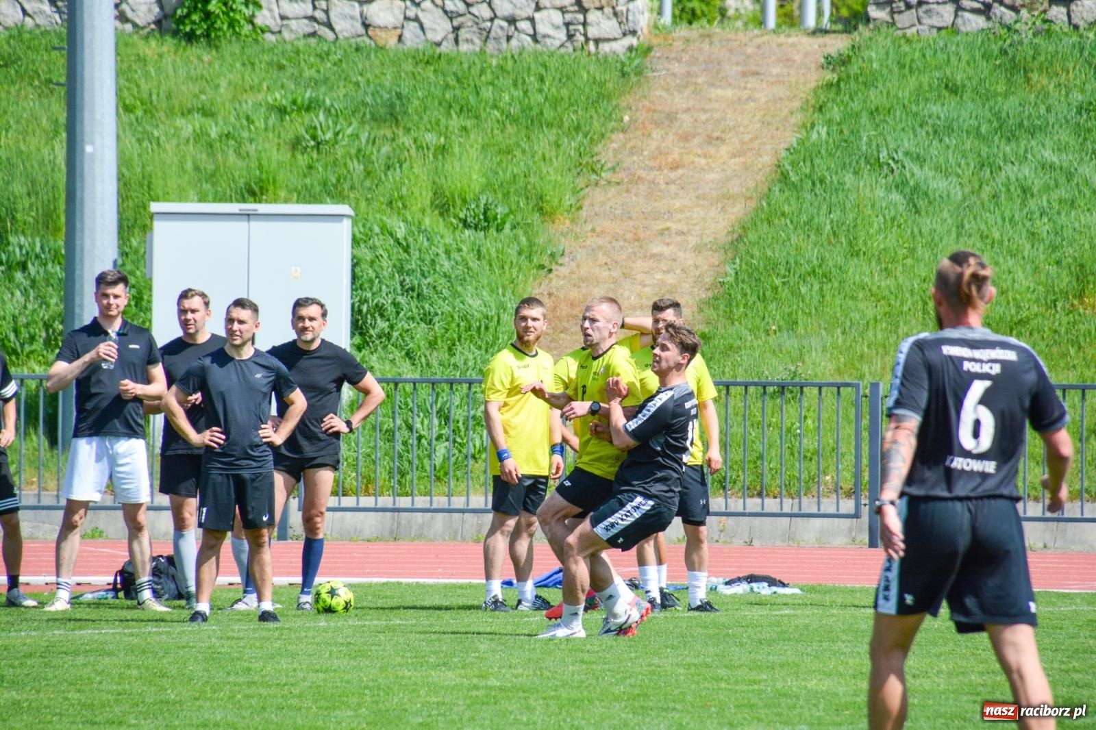 Zdjęcie w galerii na portalu naszraciborz.pl: Piłkarskie zmagania śląskich policjantów na stadionie przy Zamkowej [FOTO i WIDEO] wiadomości z regionu