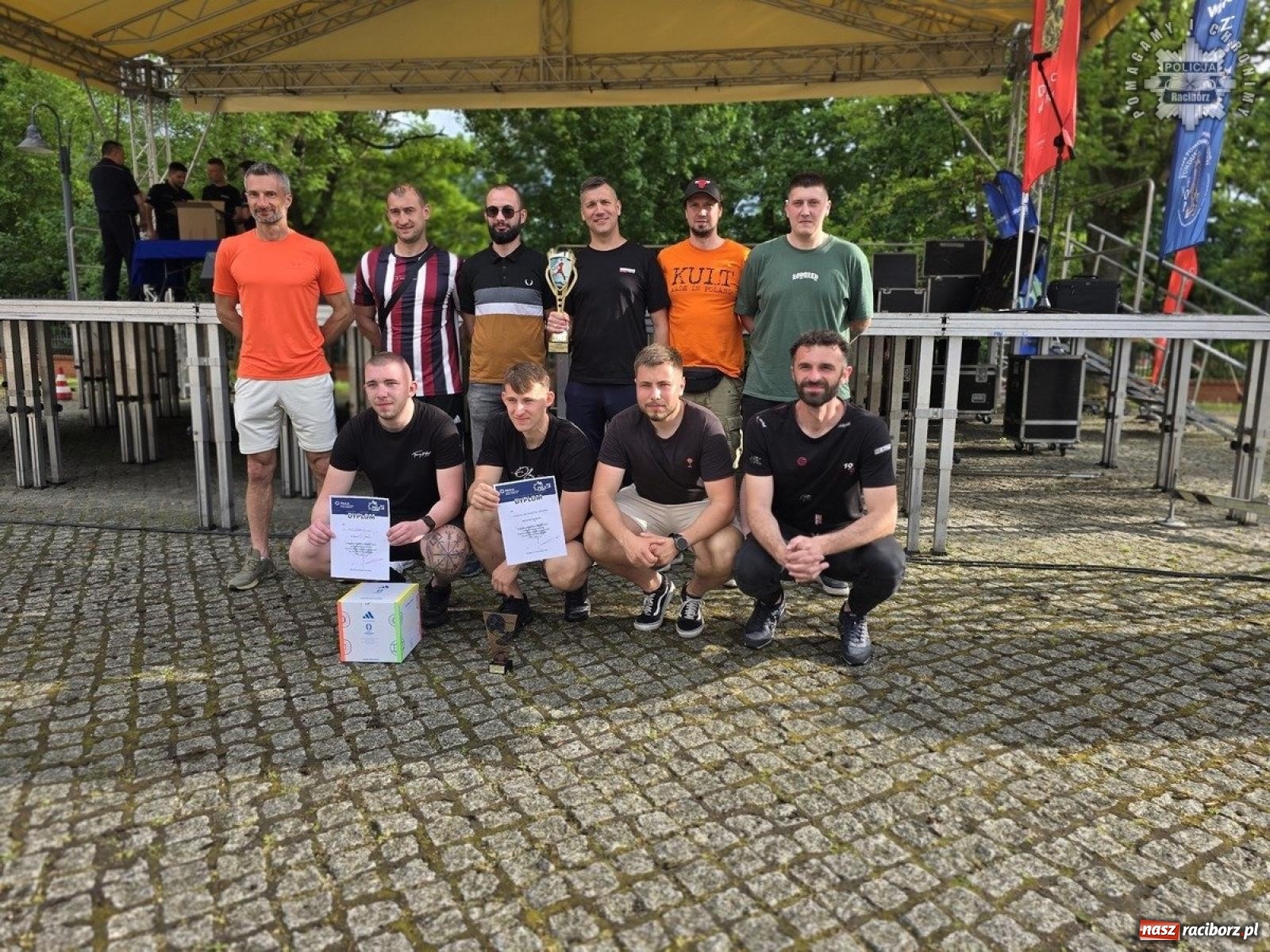 Zdjęcie w galerii na portalu naszraciborz.pl: Piłkarskie zmagania śląskich policjantów na stadionie przy Zamkowej [FOTO i WIDEO] wiadomości z regionu