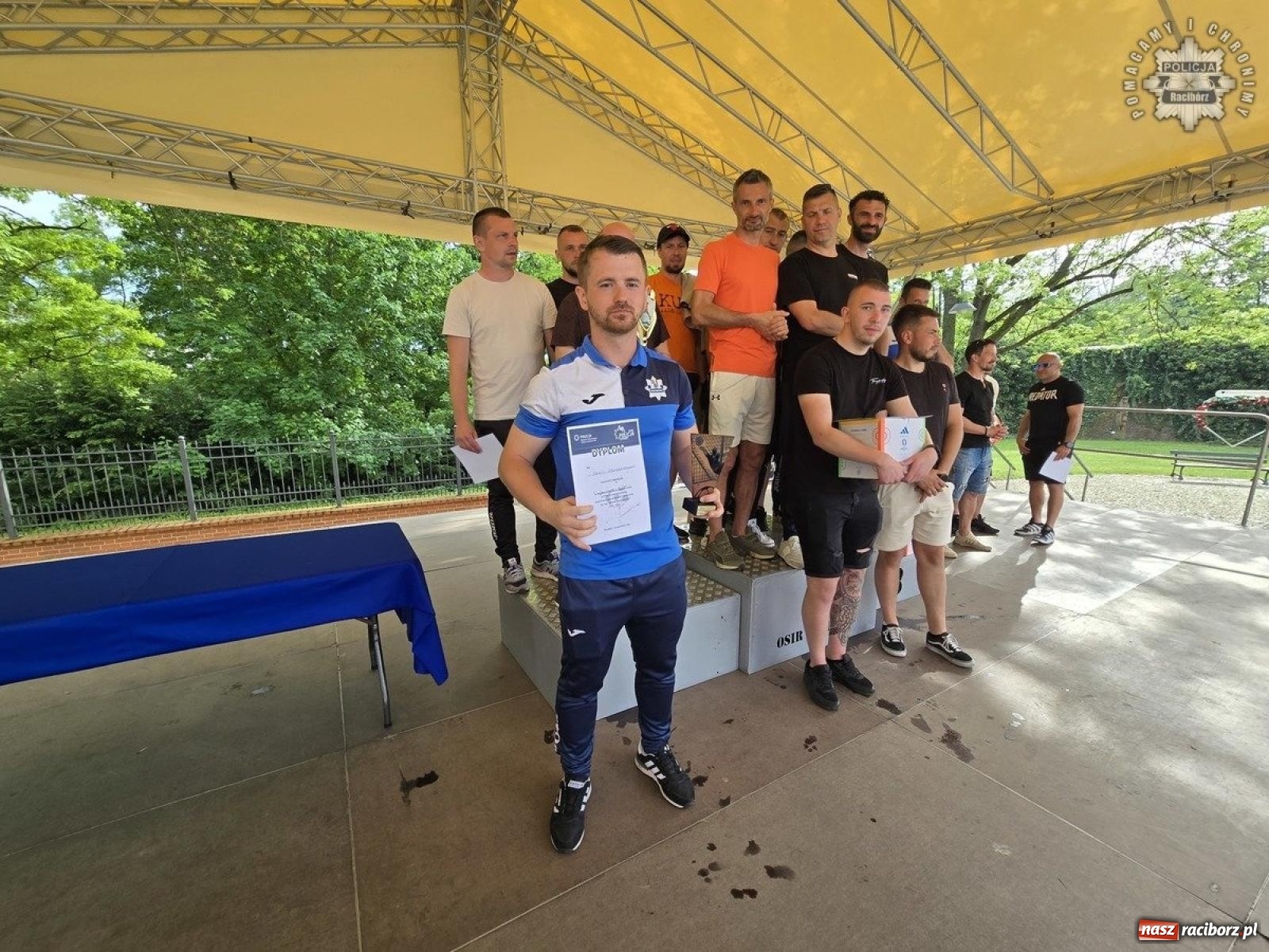 Zdjęcie w galerii na portalu naszraciborz.pl: Piłkarskie zmagania śląskich policjantów na stadionie przy Zamkowej [FOTO i WIDEO] wiadomości z regionu