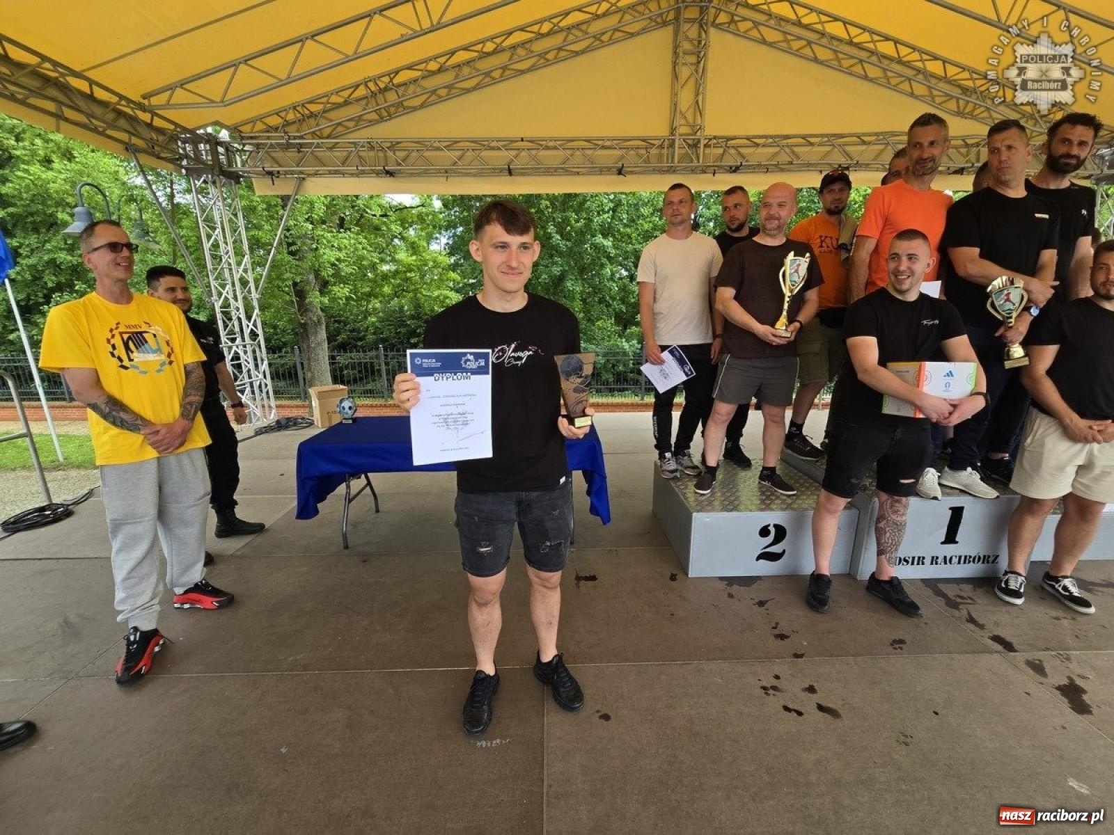 Zdjęcie w galerii na portalu naszraciborz.pl: Piłkarskie zmagania śląskich policjantów na stadionie przy Zamkowej [FOTO i WIDEO] wiadomości z regionu