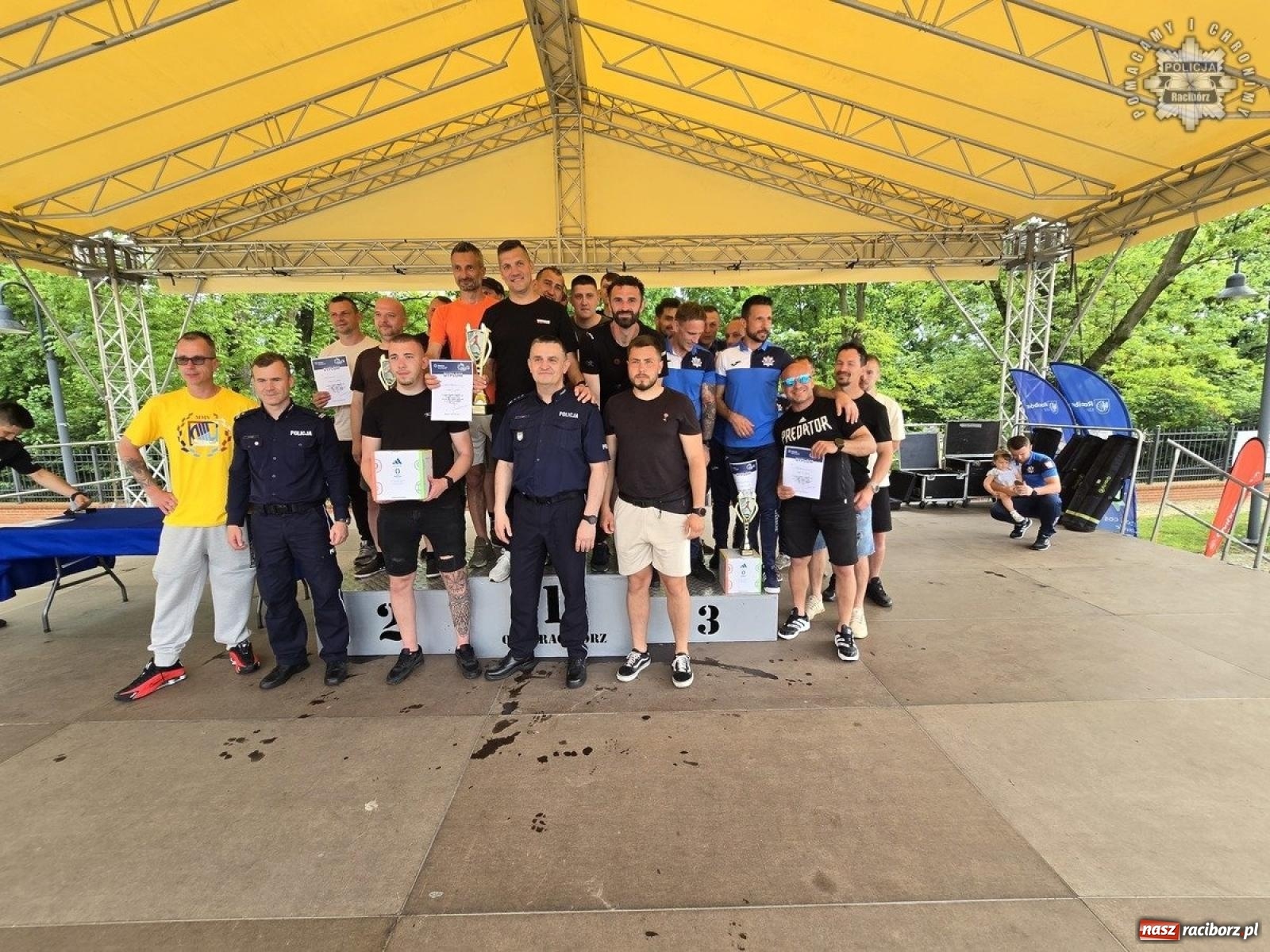 Zdjęcie w galerii na portalu naszraciborz.pl: Piłkarskie zmagania śląskich policjantów na stadionie przy Zamkowej [FOTO i WIDEO] wiadomości z regionu