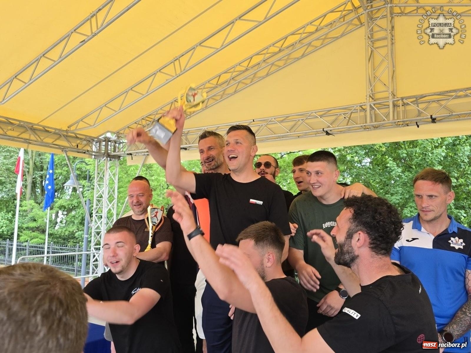 Zdjęcie w galerii na portalu naszraciborz.pl: Piłkarskie zmagania śląskich policjantów na stadionie przy Zamkowej [FOTO i WIDEO] wiadomości z regionu