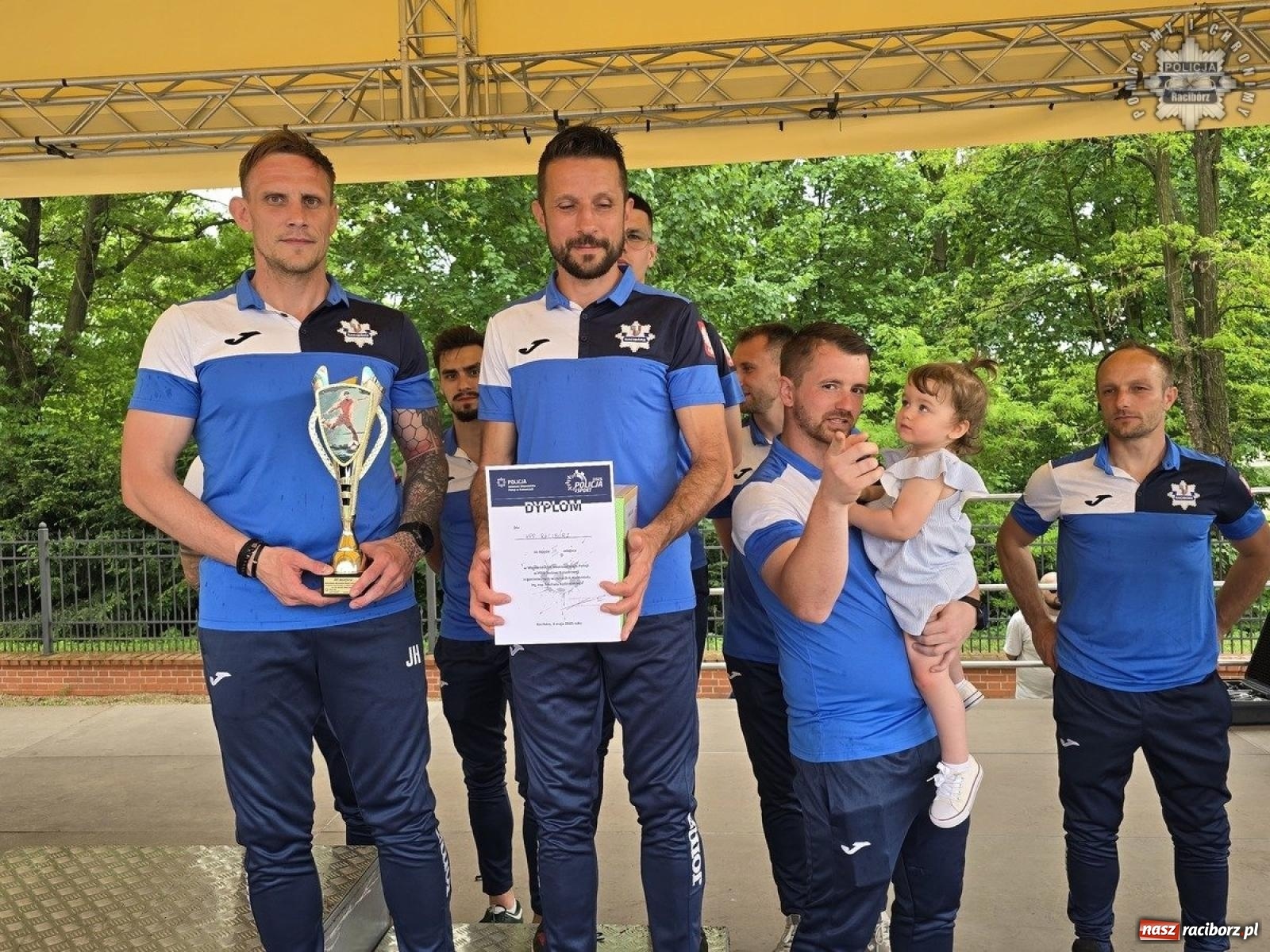 Zdjęcie w galerii na portalu naszraciborz.pl: Piłkarskie zmagania śląskich policjantów na stadionie przy Zamkowej [FOTO i WIDEO] wiadomości z regionu