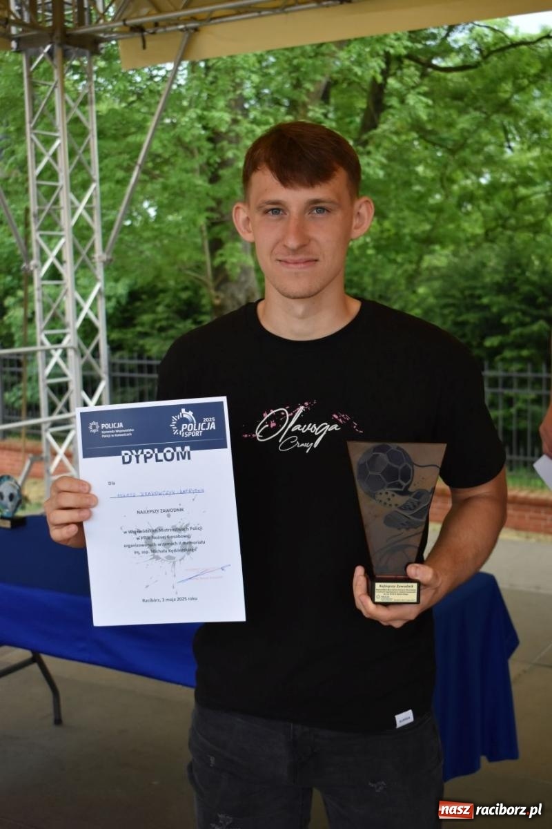 Zdjęcie w galerii na portalu naszraciborz.pl: Piłkarskie zmagania śląskich policjantów na stadionie przy Zamkowej [FOTO i WIDEO] wiadomości z regionu