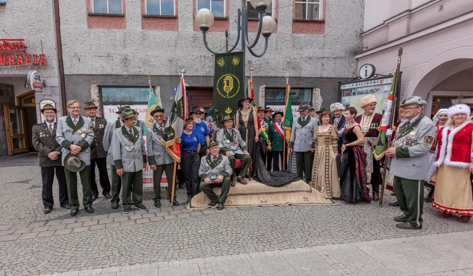 Zdjęcie w galerii na portalu naszraciborz.pl: Raciborscy bracia kurkowi pożegnali seniora Franciszka Granicznego wiadomości z regionu