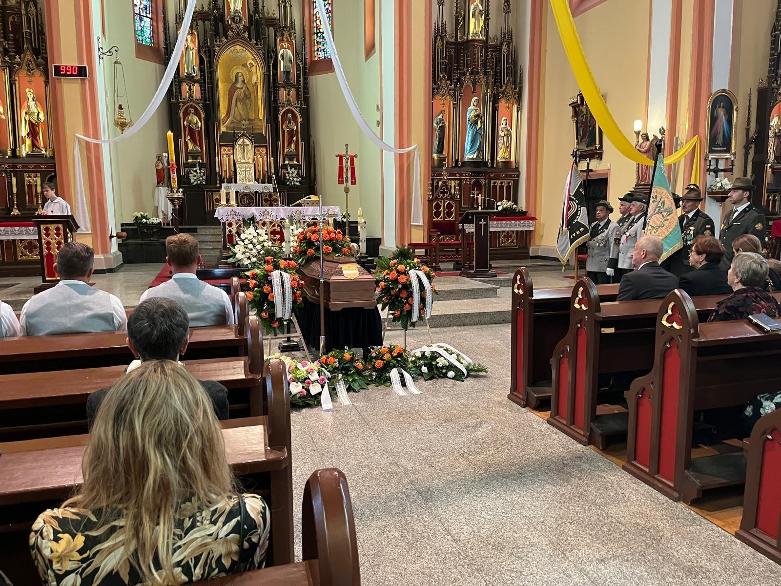 Zdjęcie w galerii na portalu naszraciborz.pl: Raciborscy bracia kurkowi pożegnali seniora Franciszka Granicznego wiadomości z regionu