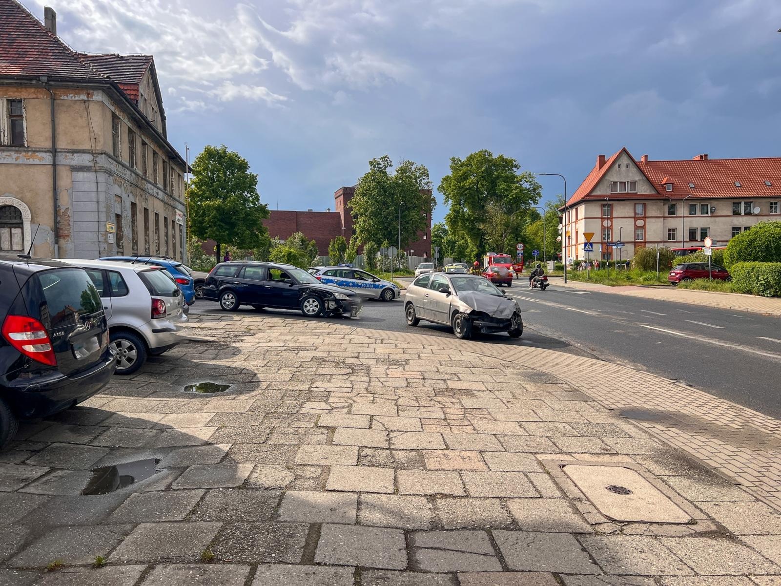 Zdjęcie w galerii na portalu naszraciborz.pl: Kolizja na Kościuszki: zderzenie dwóch aut, sprawca ukarany mandatem wiadomości z regionu