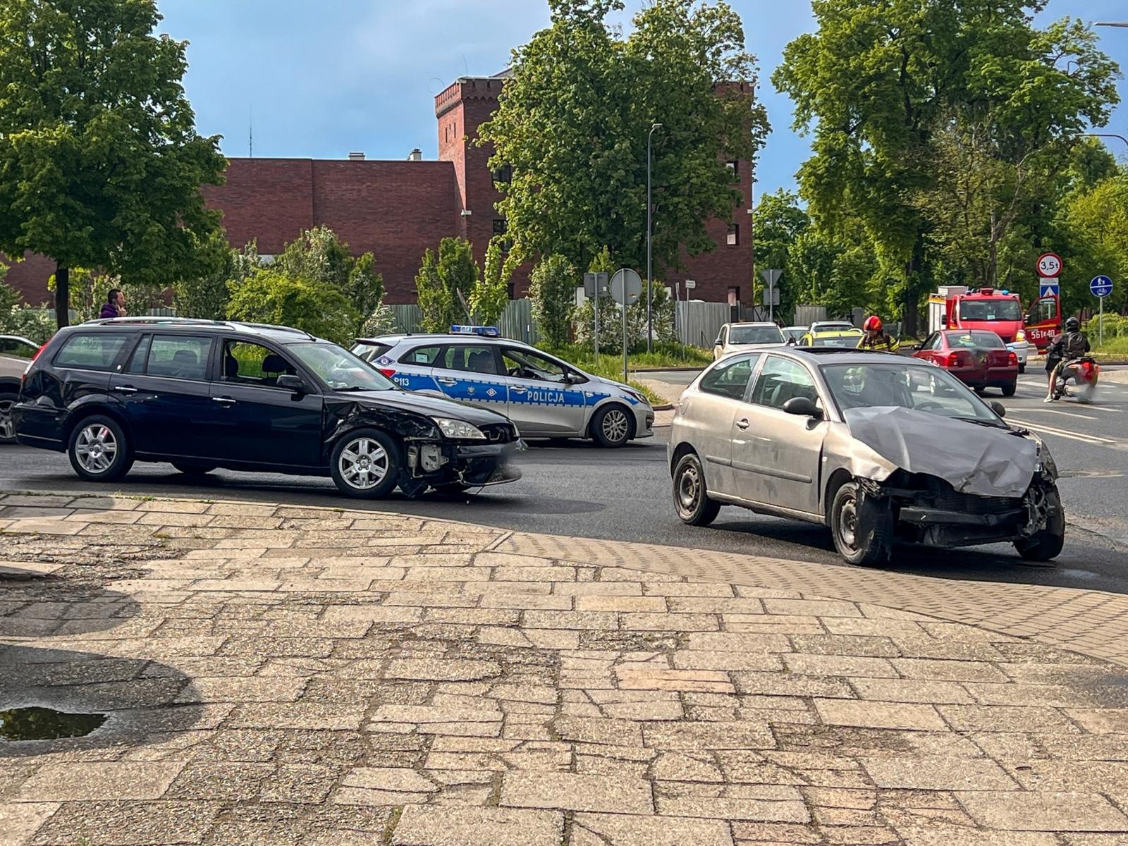 Zdjęcie w galerii na portalu naszraciborz.pl: Kolizja na Kościuszki: zderzenie dwóch aut, sprawca ukarany mandatem wiadomości z regionu