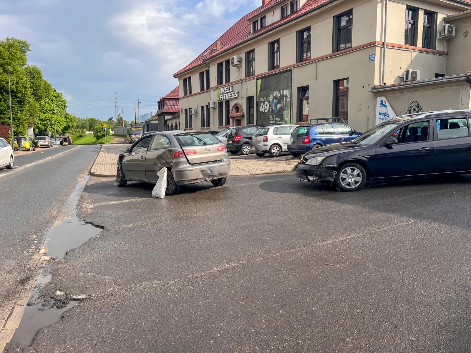 Zdjęcie w galerii na portalu naszraciborz.pl: Kolizja na Kościuszki: zderzenie dwóch aut, sprawca ukarany mandatem wiadomości z regionu